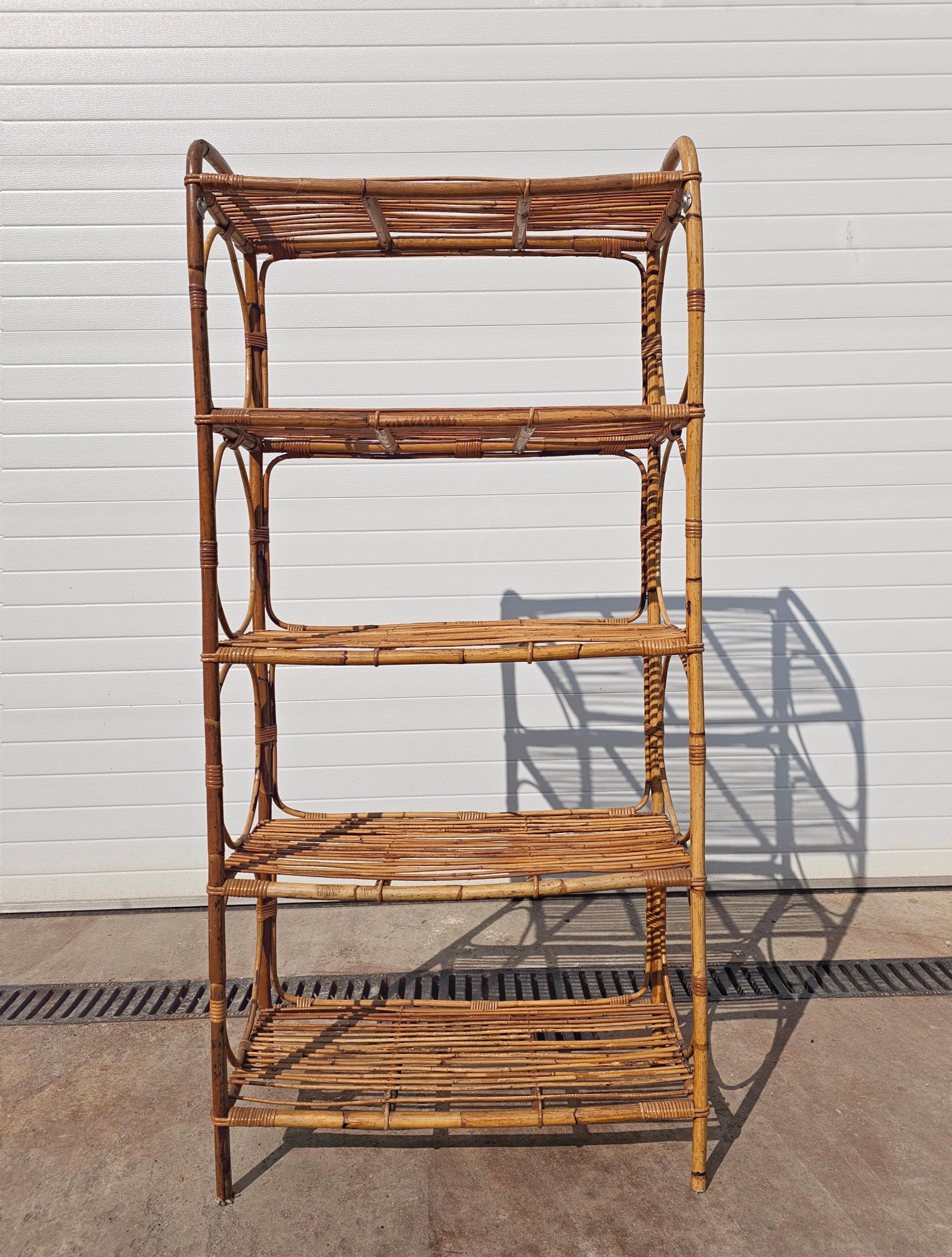 In questa inserzione troverai una splendida mensola o etagere in bambù del Mid Century Modern nello stile di Franco Albini. Presentano delle linee davvero belle. Può essere utilizzata anche come libreria, dato che ha una profondità sufficiente.