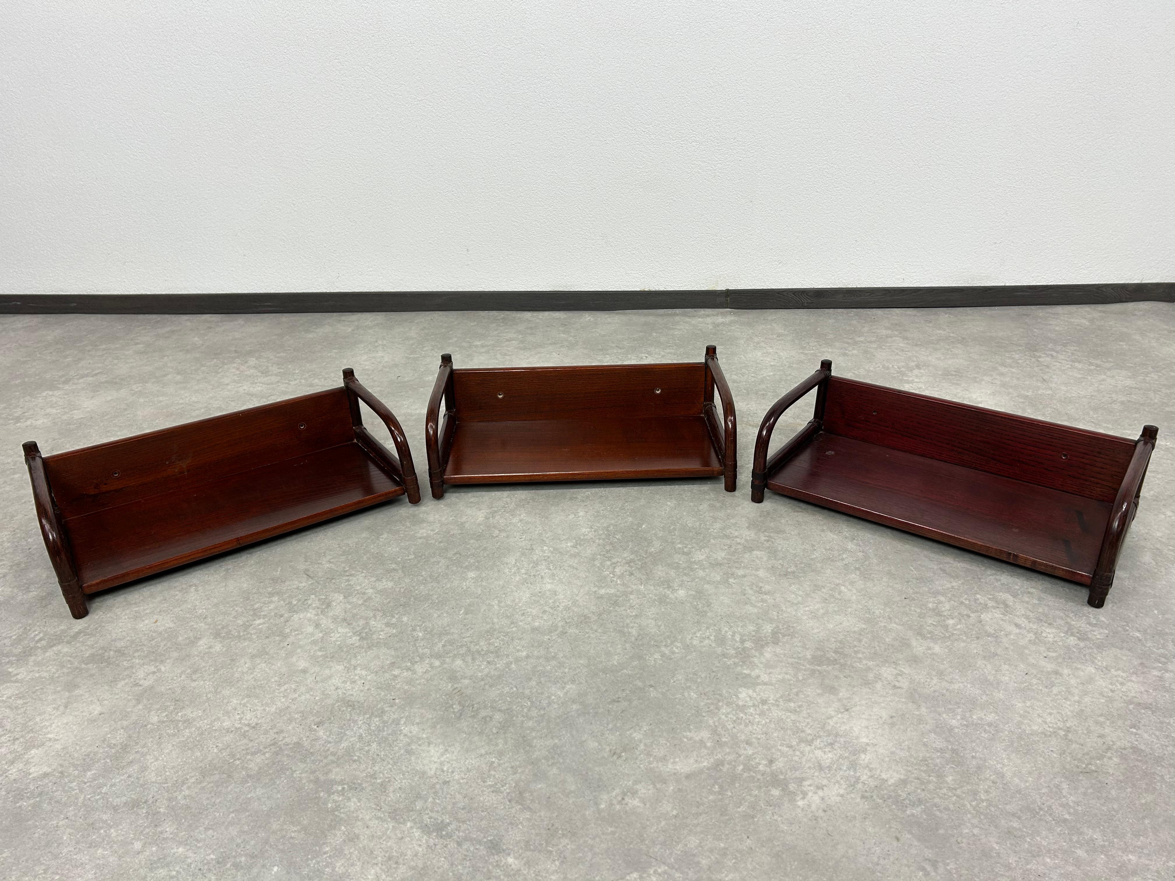 Modernes Bambusregal von Gervasoni aus der Mitte des Jahrhunderts in ausgezeichnetem Originalzustand mit Gebrauchsspuren. 

Gervasoni ist ein italienischer Hersteller von Luxus- und Premiummöbeln, der seit 1882 auf dem Markt präsent ist. Das