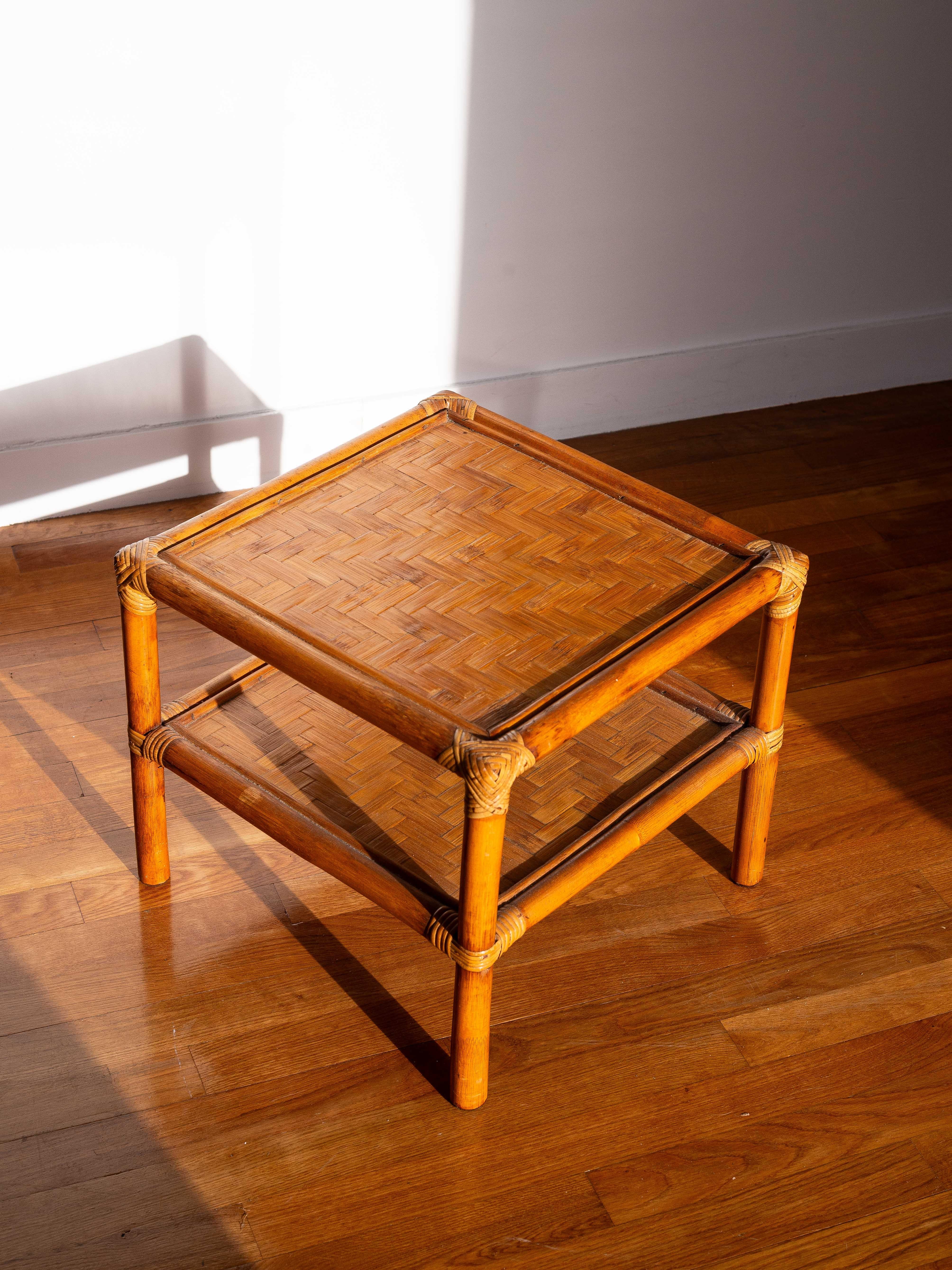 Mid Century Modern Bamboo Side Table - Bamboo & Rattan End Table - France 1960s

Nice side table or end table from the 1960s.

Entirely made of natural bamboo and rattan.

Double tabletop, very practical to hold books and magazines.

Typical