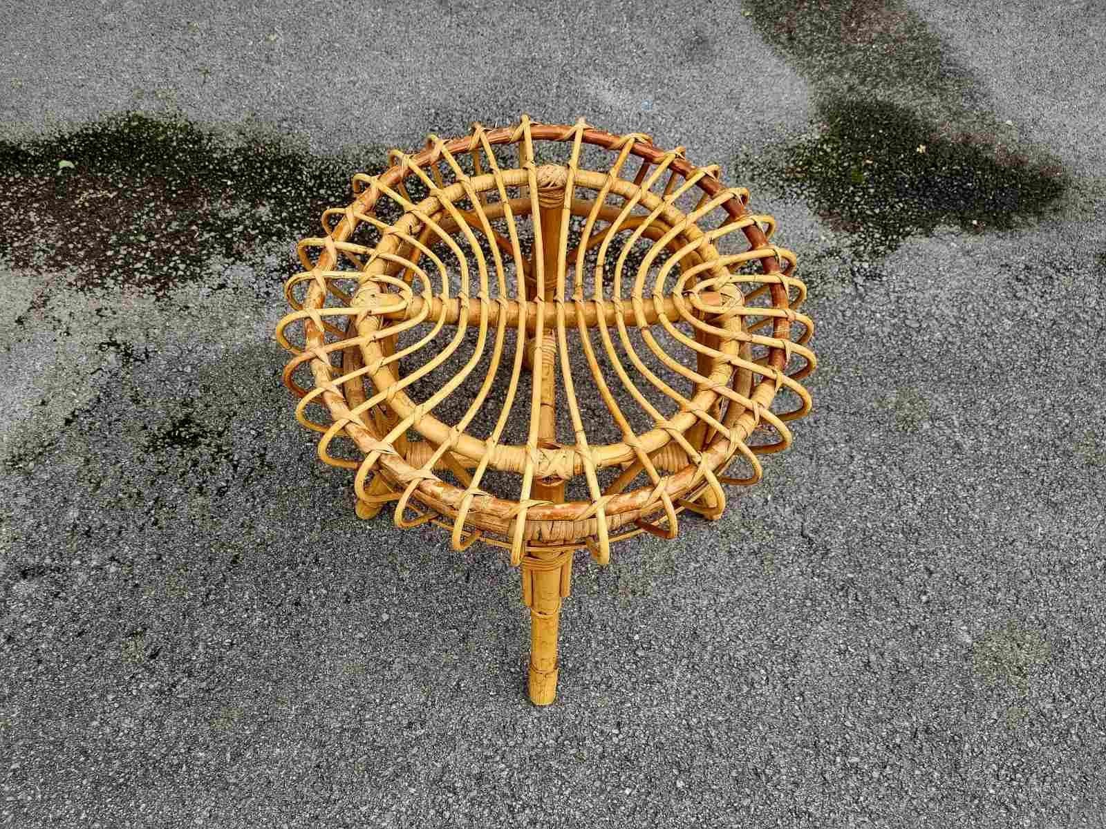 El taburete de bambú Mid Century fue diseñado por Franco Albini para Bonacina Italia en los años 60.
El taburete está en perfecto estado vintage. Es estable y está lista para aportar un encanto vintage y bohemio a tu hogar. Tiene mucho estilo. Puede