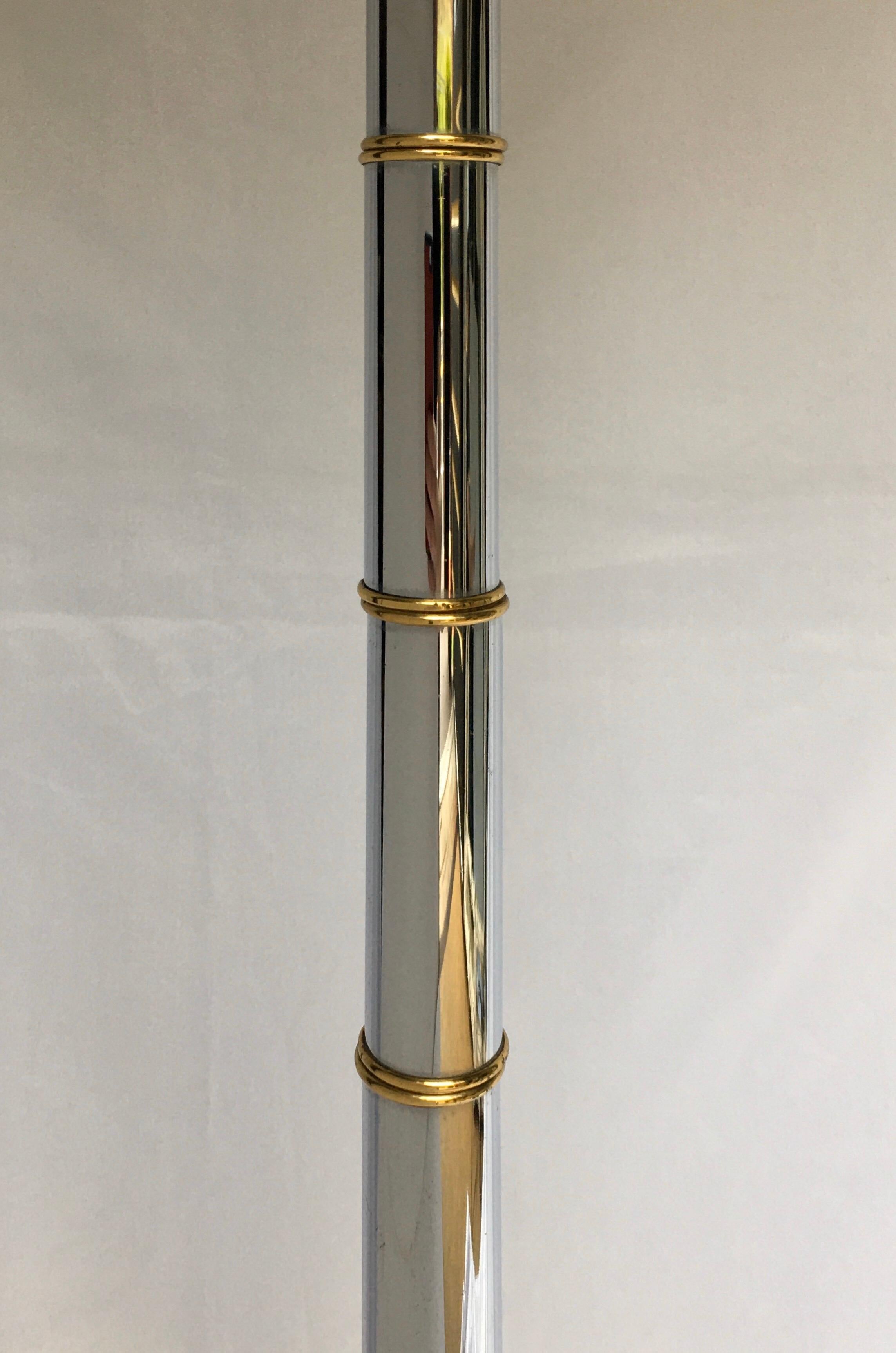 1970er Mid-Century Modern Bambus-Stil Chrom und Messing Platte Stehlampe. Lampenschirm nicht enthalten. 

Maße: Höhe bis zur Harfe 57,25 Zoll.
Höhe bis zum Sockel 48,5 Zoll.