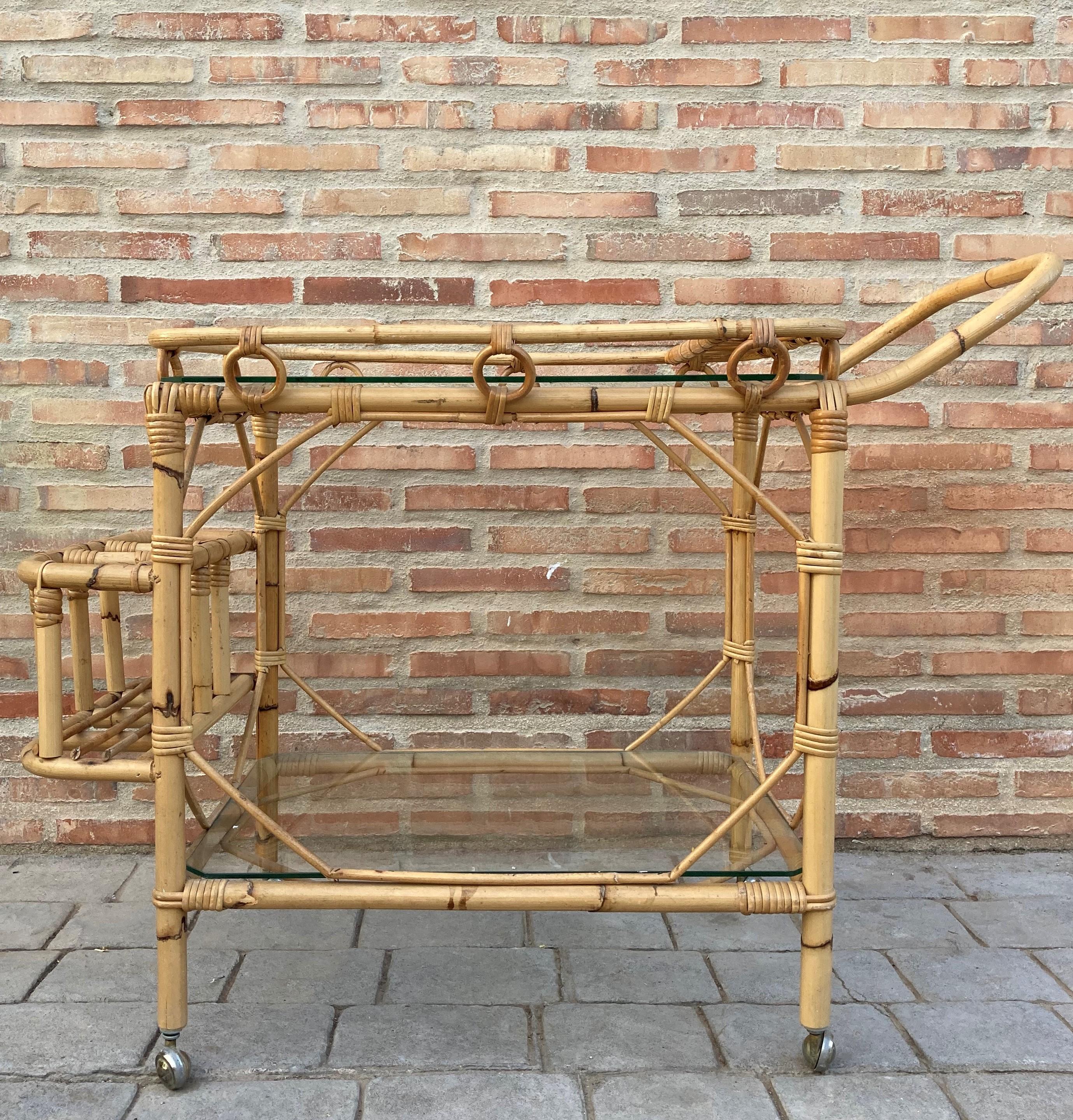 Chariot à thé en bambou de style Mid-Century Modern, Fabulous des années 1950. Fabriqué en bambou avec deux grandes roues. Porte-bouteilles à l'arrière.
En parfait état.
Parfait pour un jardin de plantes en pot ou pour un rangement supplémentaire