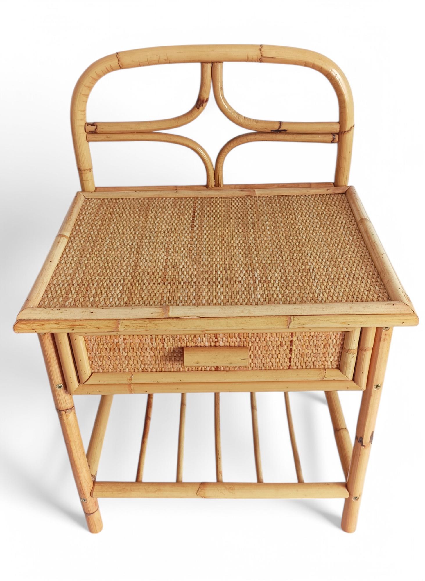 Moderner Beistelltisch/Nachttisch aus Bambus und geflochtenem Rattan - Spanien, 1960-70er Jahre

Dieser moderne Beistelltisch oder Nachttisch aus der Mitte des Jahrhunderts wurde in den 1960er- und 70er-Jahren in Spanien handgefertigt und besteht