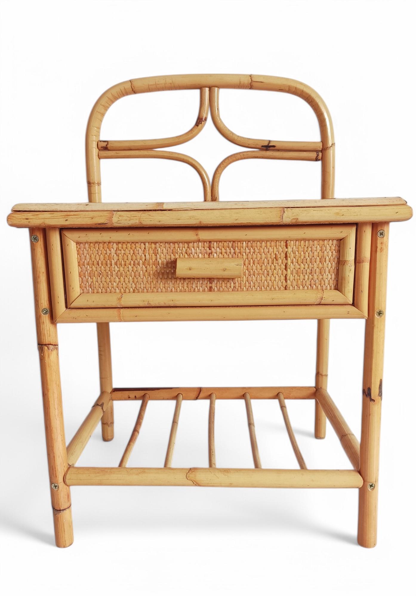 Französischer Riviera-Beistelltisch oder Nachttisch aus Bambus und Rattan, Spanien, 1960er Jahre (Moderne der Mitte des Jahrhunderts) im Angebot