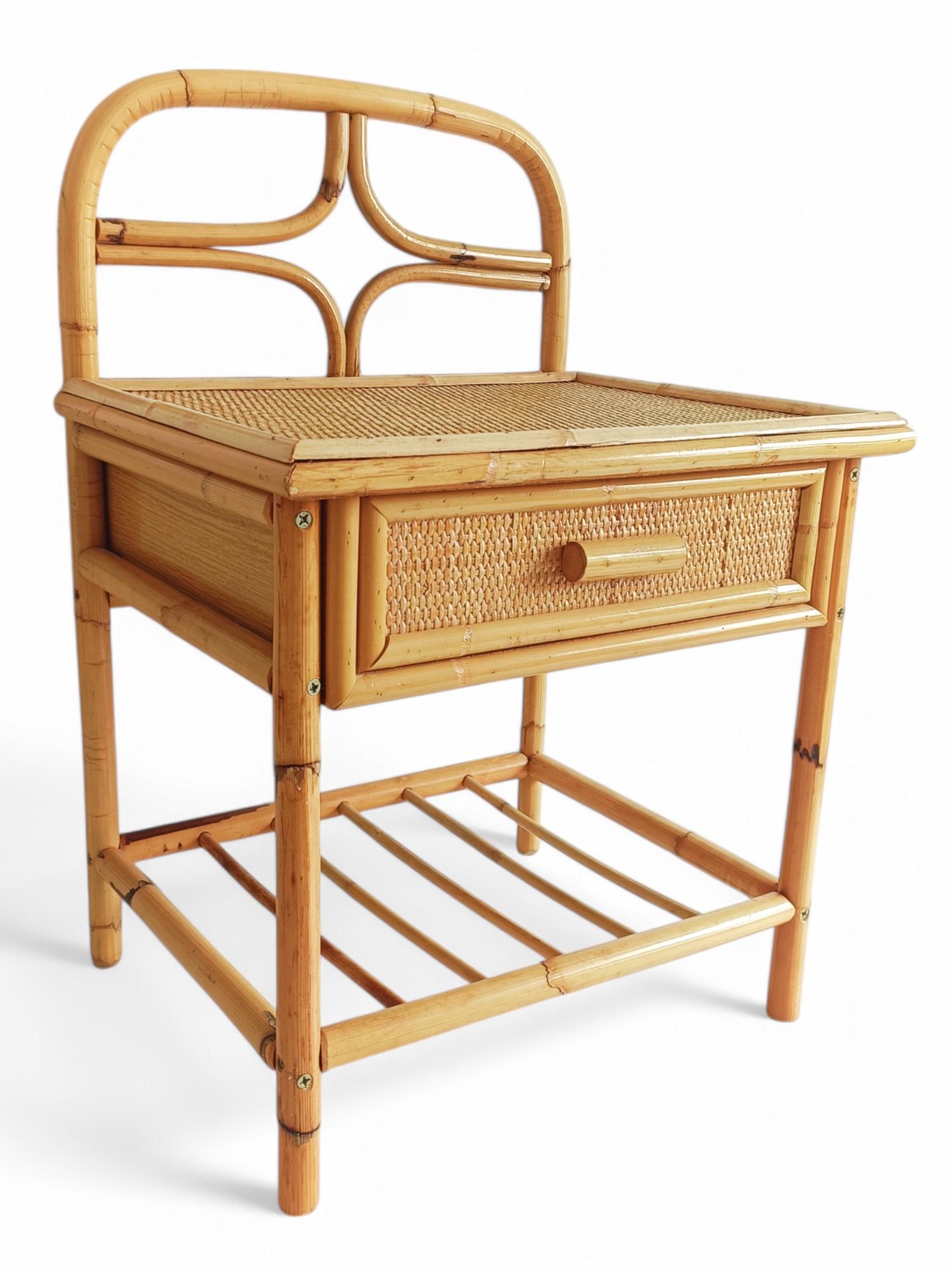 Französischer Riviera-Beistelltisch oder Nachttisch aus Bambus und Rattan, Spanien, 1960er Jahre (Handgefertigt) im Angebot