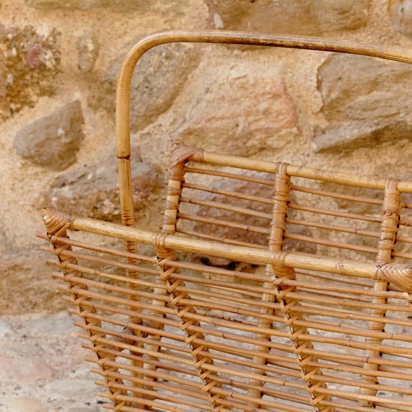 Mid-Century Modern bambu and rattan magazine holder, circa 1960.
Traditionally manufactured in Spain.
By unknown designer.

In original condition with minor wear consistent of age and use, preserving a beautiful patina.