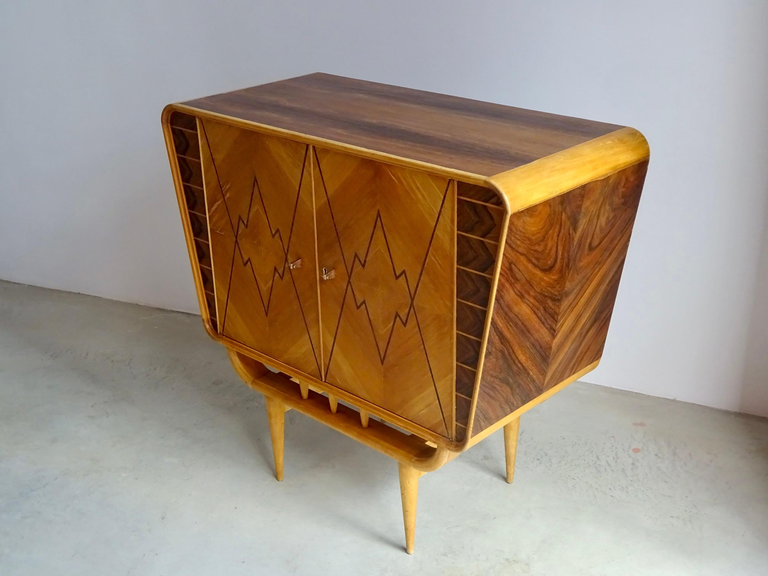 Mid-century Modern bar cabinet. For Sale 5