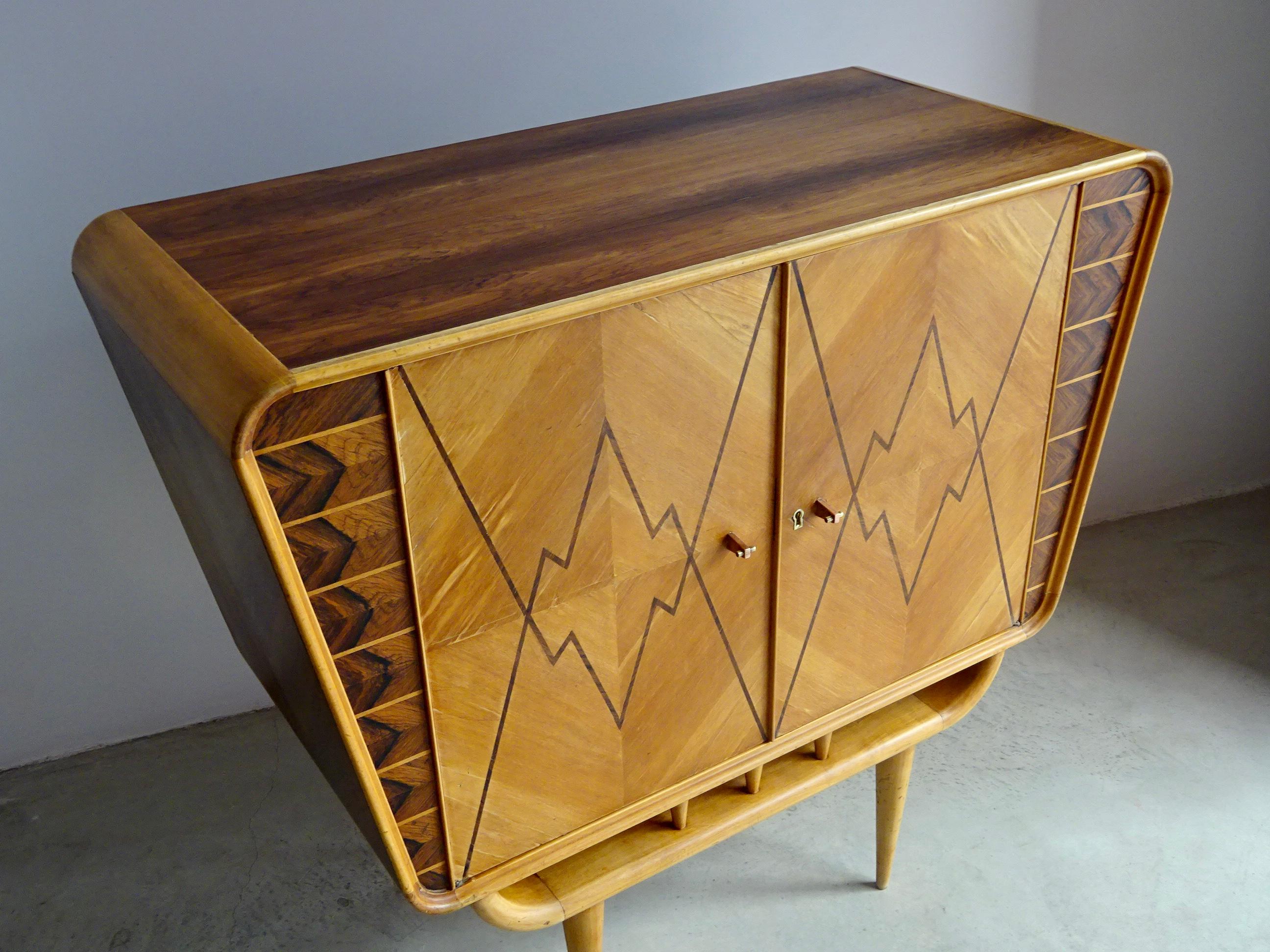 Mid-century Modern bar cabinet. For Sale 7
