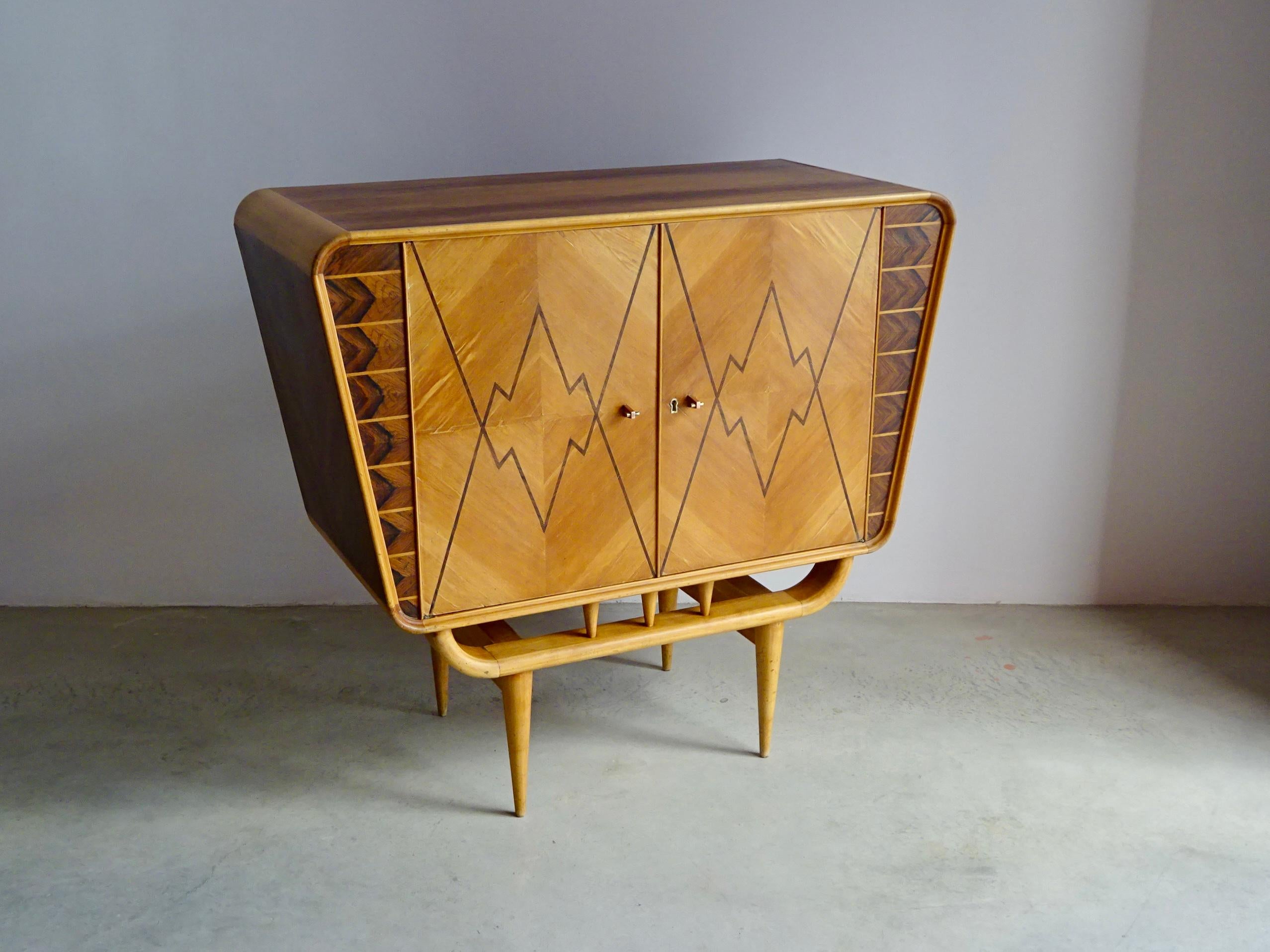Mid-century Modern bar cabinet. For Sale 9