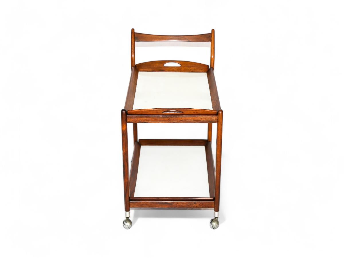 Chariot de bar moderne du milieu du siècle en bois de feuillus et étagères blanches, Sergio Rodrigues, années 1960 en vente 4