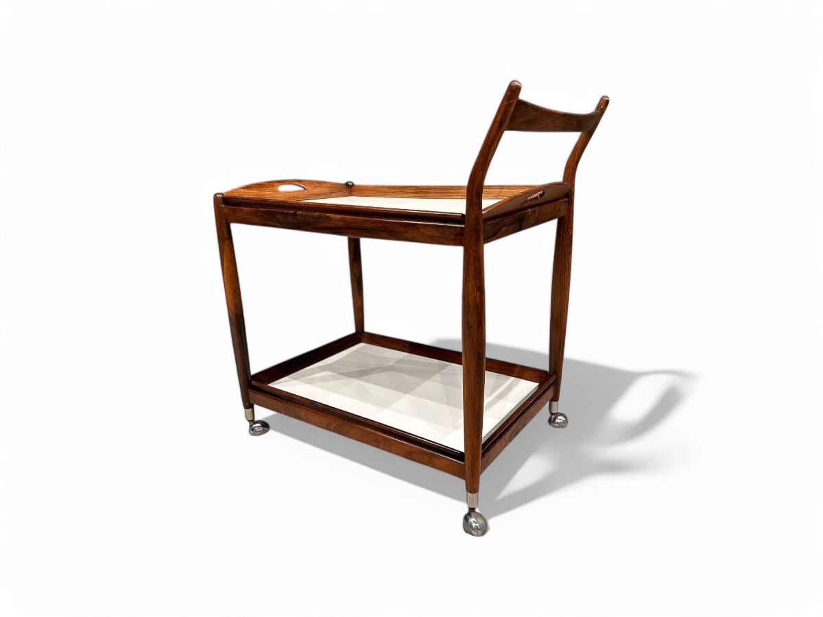 Brésilien Chariot de bar moderne du milieu du siècle en bois de feuillus et étagères blanches, Sergio Rodrigues, années 1960 en vente