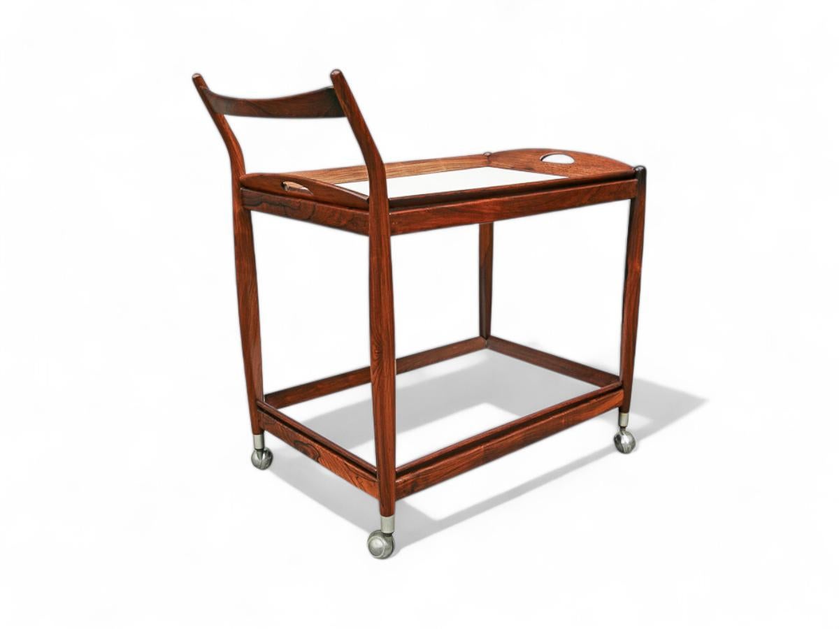 Travail du bois Chariot de bar moderne du milieu du siècle en bois de feuillus et étagères blanches, Sergio Rodrigues, années 1960 en vente