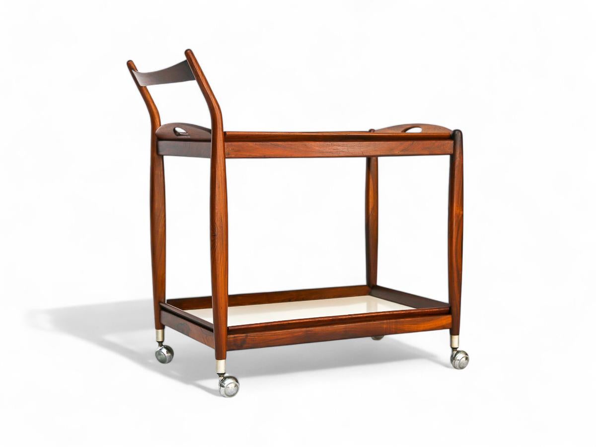 Chariot de bar moderne du milieu du siècle en bois de feuillus et étagères blanches, Sergio Rodrigues, années 1960 Bon état - En vente à New York, NY