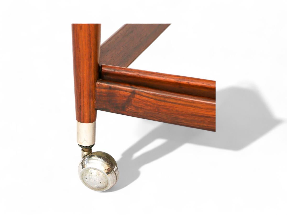 20ième siècle Chariot de bar moderne du milieu du siècle en bois de feuillus et étagères blanches, Sergio Rodrigues, années 1960 en vente
