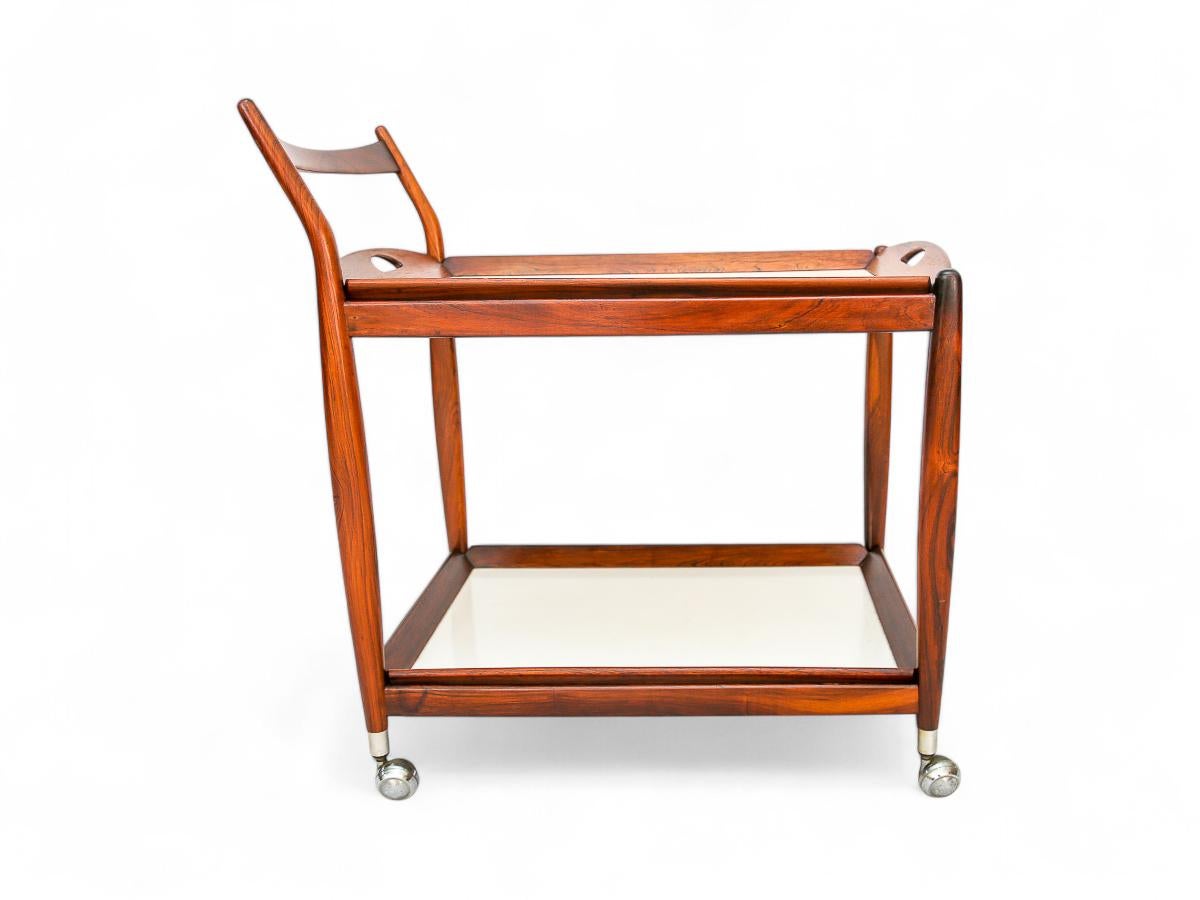 Bois Chariot de bar moderne du milieu du siècle en bois de feuillus et étagères blanches, Sergio Rodrigues, années 1960 en vente