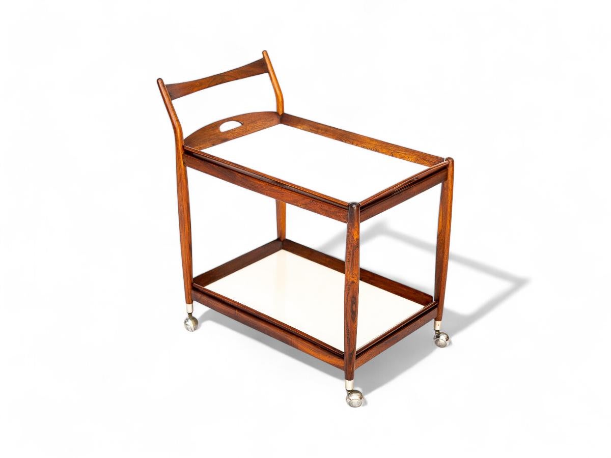 Chariot de bar moderne du milieu du siècle en bois de feuillus et étagères blanches, Sergio Rodrigues, années 1960 en vente 1