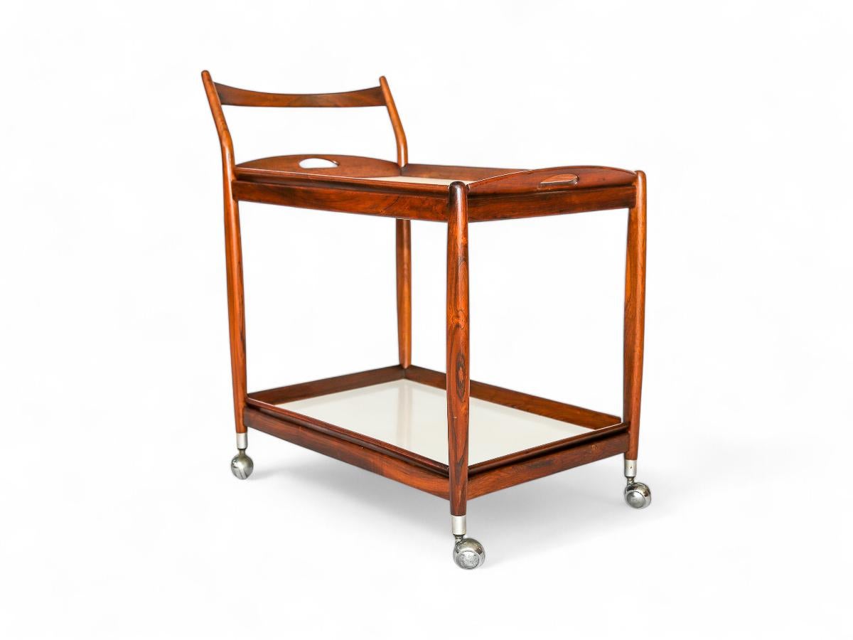 Chariot de bar moderne du milieu du siècle en bois de feuillus et étagères blanches, Sergio Rodrigues, années 1960 en vente 2