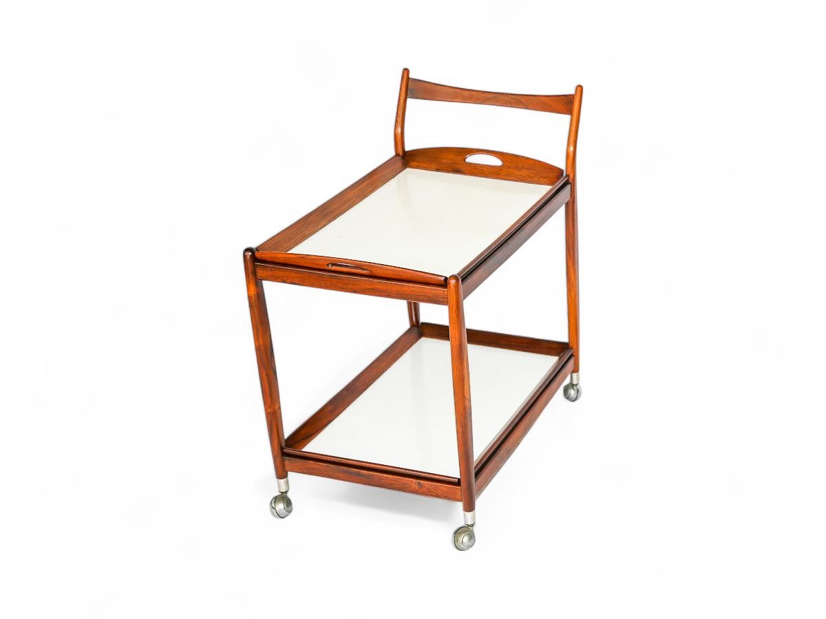 Chariot de bar moderne du milieu du siècle en bois de feuillus et étagères blanches, Sergio Rodrigues, années 1960 en vente 3