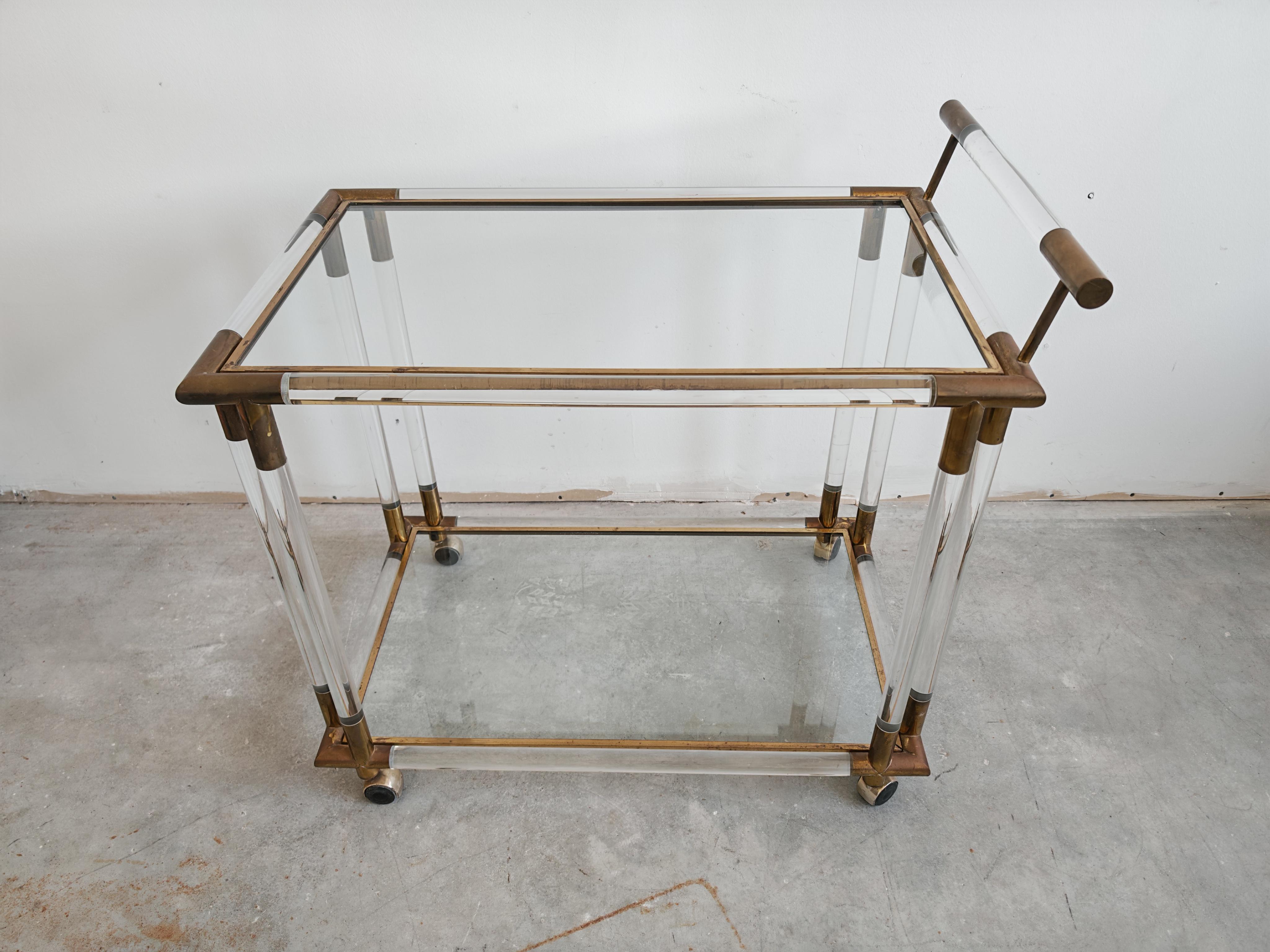 Mid Century Modern Bar Cart in lucite, bronze and glass, Italy 1970s For Sale 4