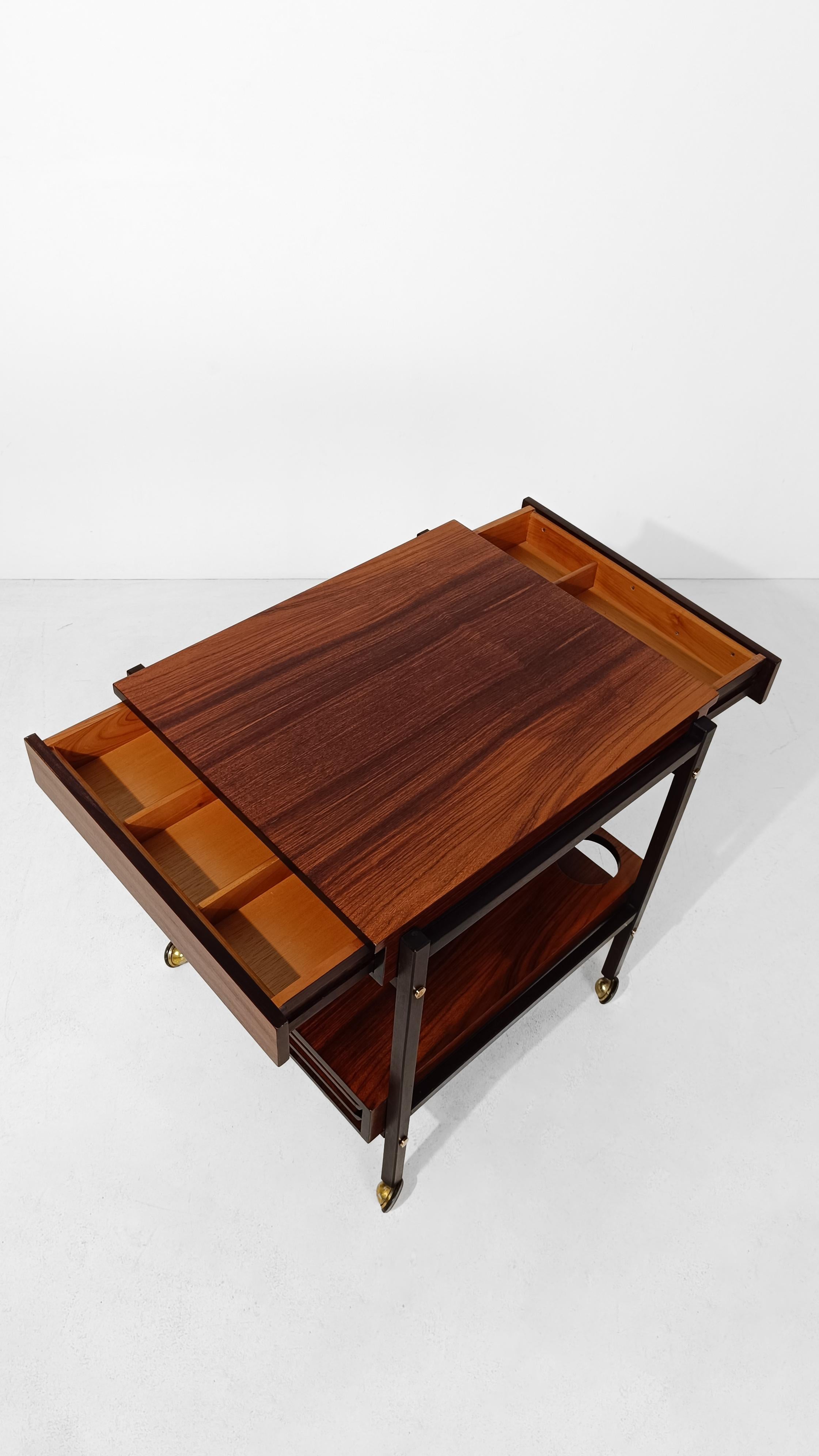 Carrello da bar moderno di metà secolo con 2 vassoi rimovibili in legno impiallacciato di palissandro, Italia anni '60 in vendita 3