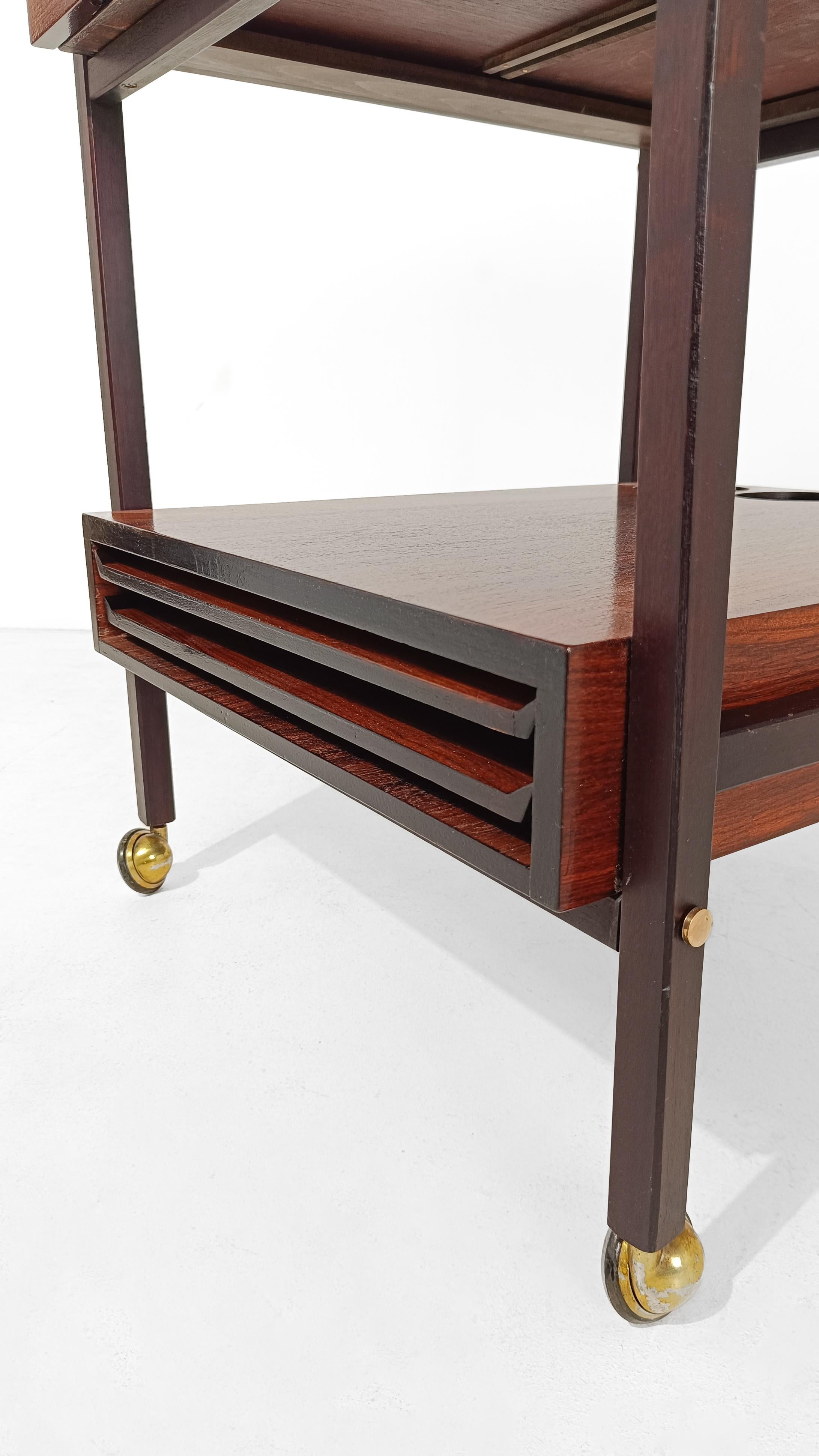 Carrello da bar moderno di metà secolo con 2 vassoi rimovibili in legno impiallacciato di palissandro, Italia anni '60 in vendita 4