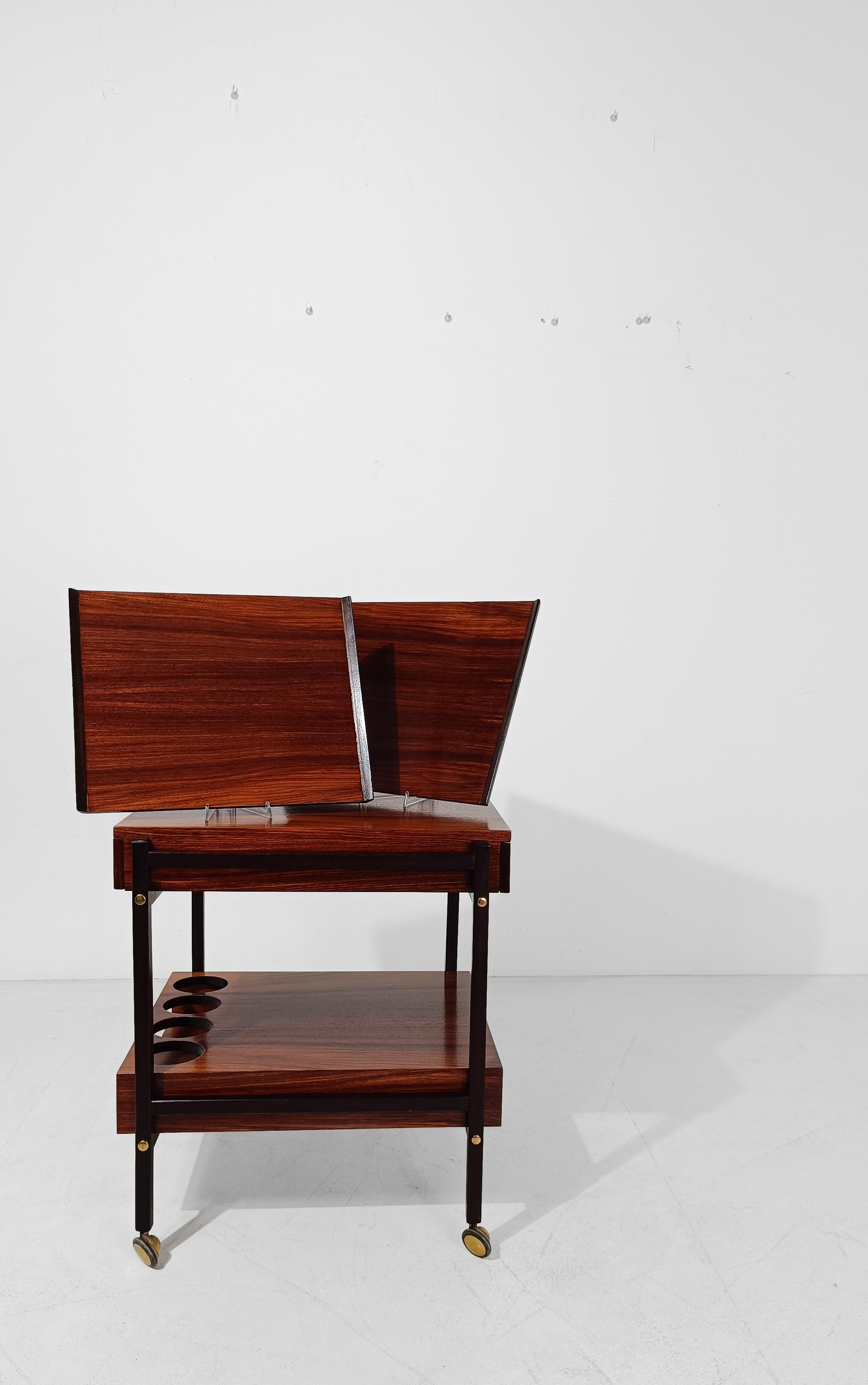 Carrello da bar moderno di metà secolo con 2 vassoi rimovibili in legno impiallacciato di palissandro, Italia anni '60 in vendita 5