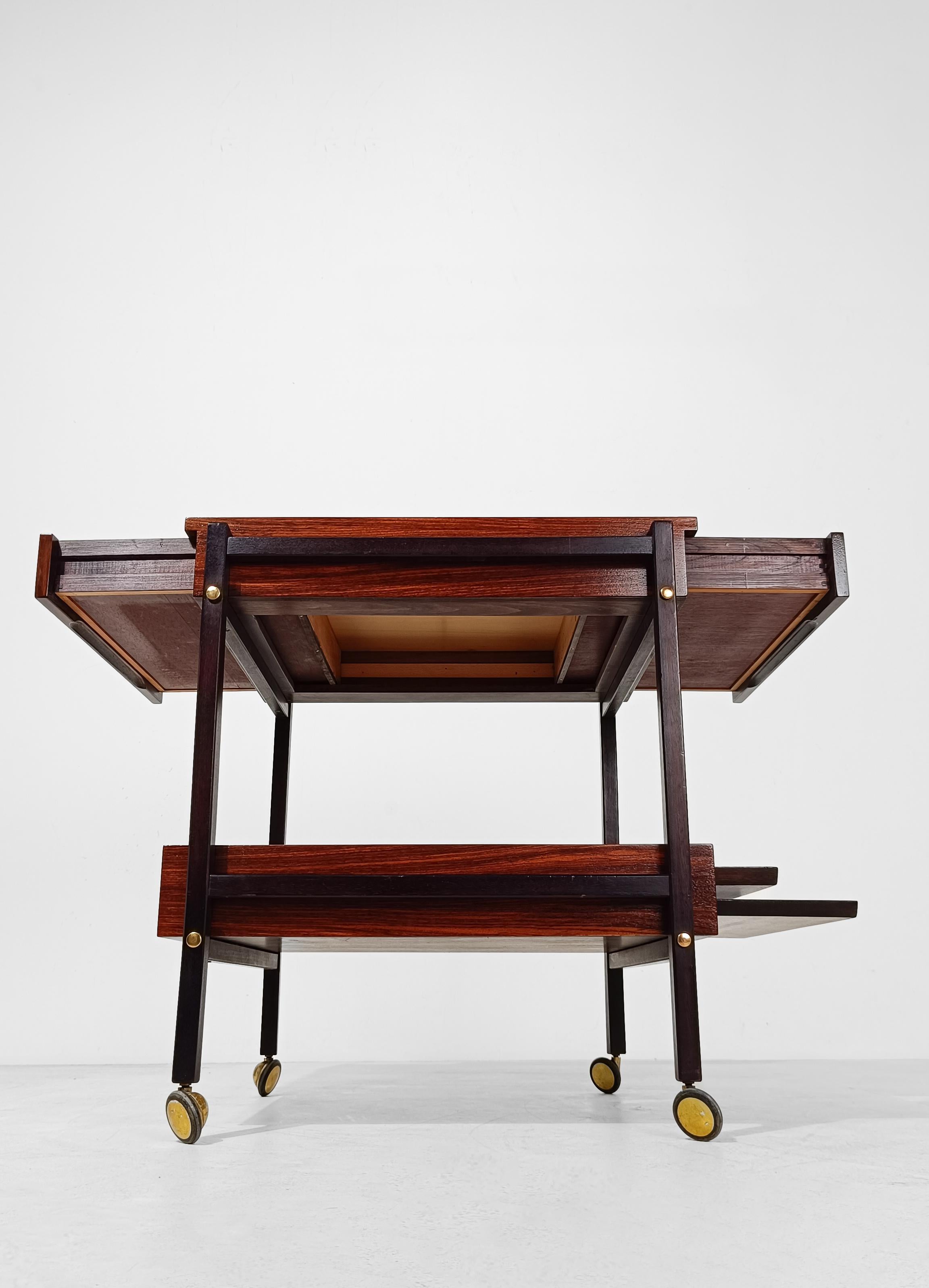 Carrello da bar moderno di metà secolo con 2 vassoi rimovibili in legno impiallacciato di palissandro, Italia anni '60 in vendita 6