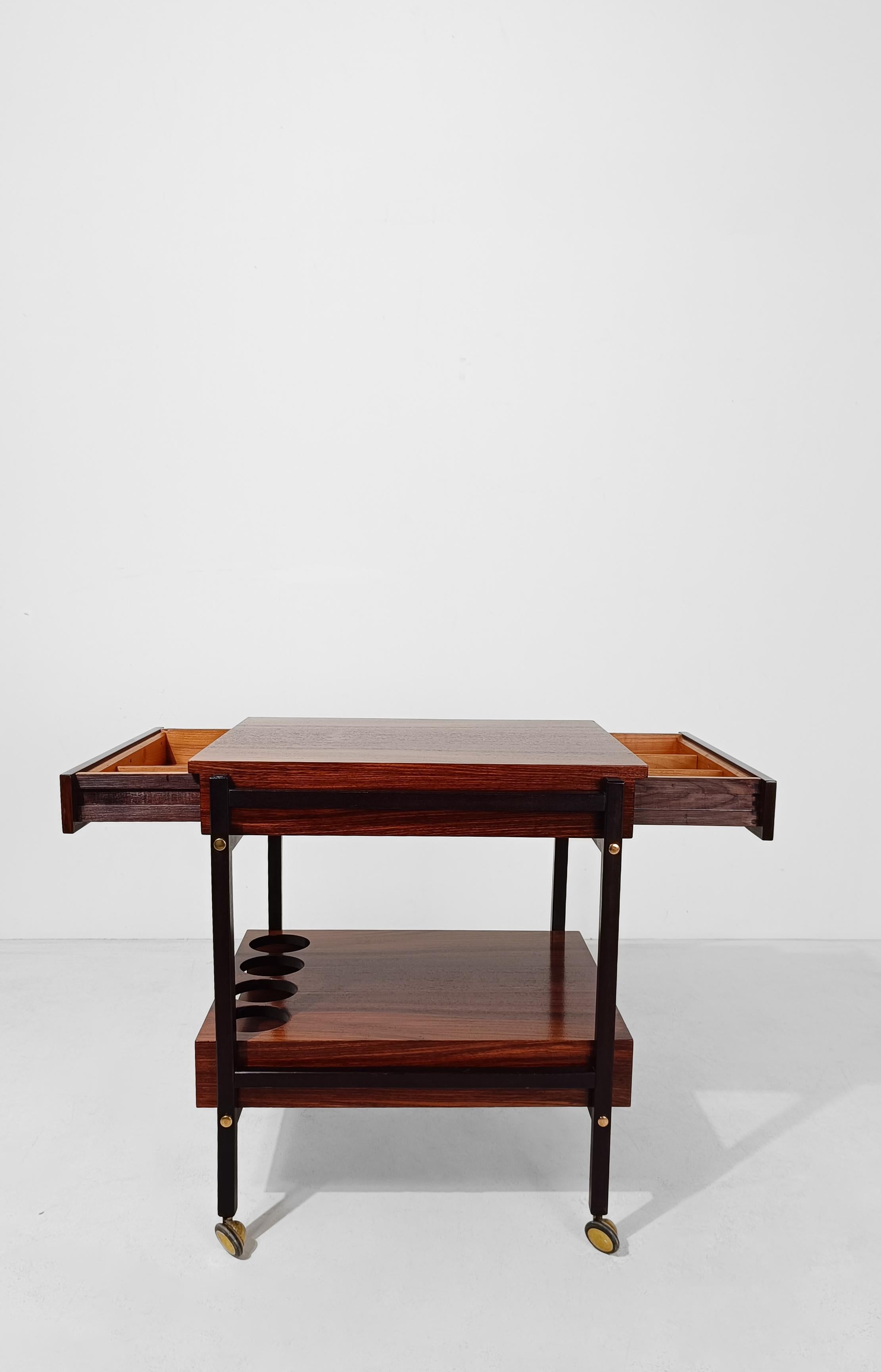 Carrello da bar moderno di metà secolo con 2 vassoi rimovibili in legno impiallacciato di palissandro, Italia anni '60 in vendita 8
