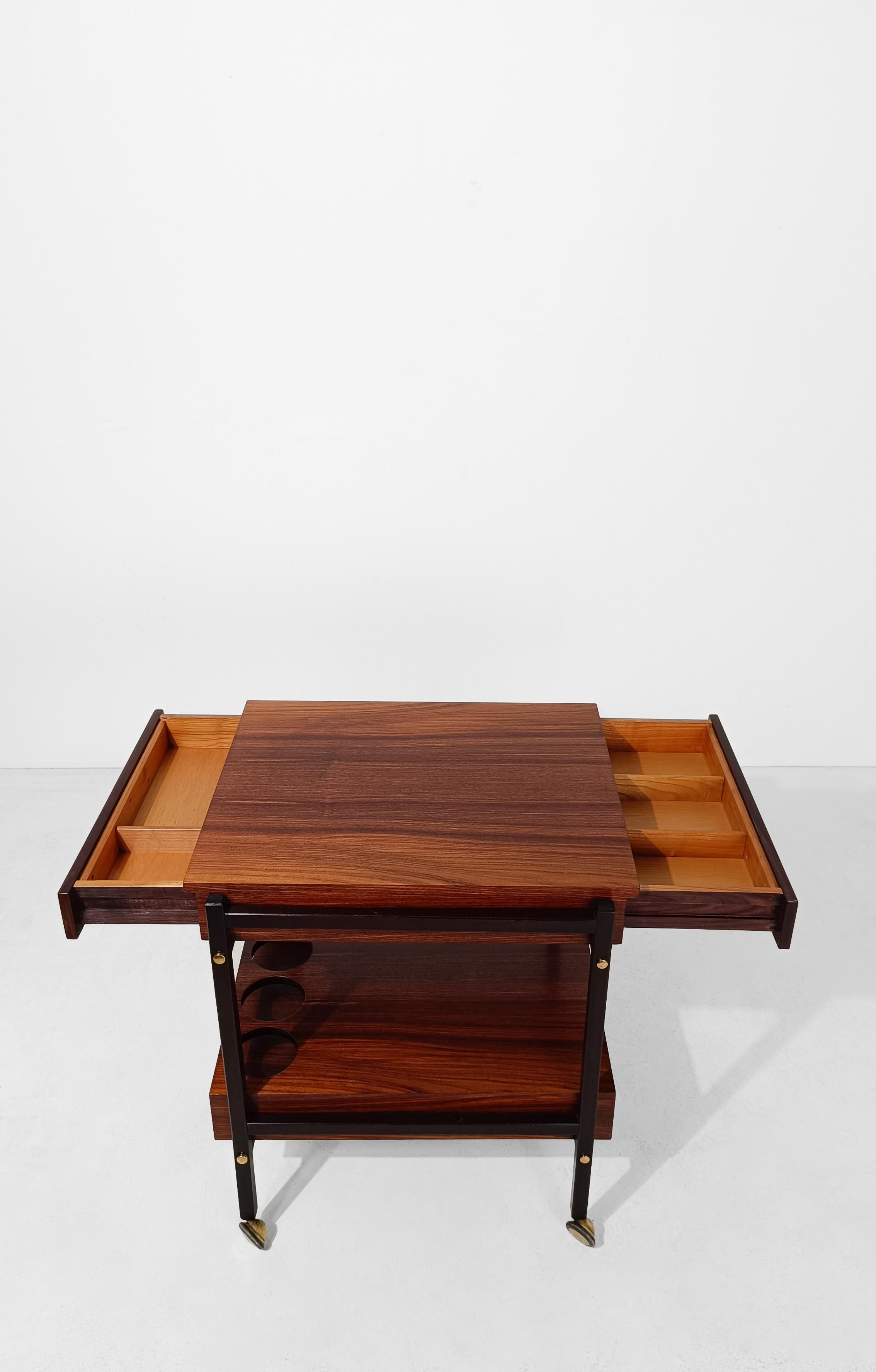 Carrello da bar moderno di metà secolo con 2 vassoi rimovibili in legno impiallacciato di palissandro, Italia anni '60 in vendita 9