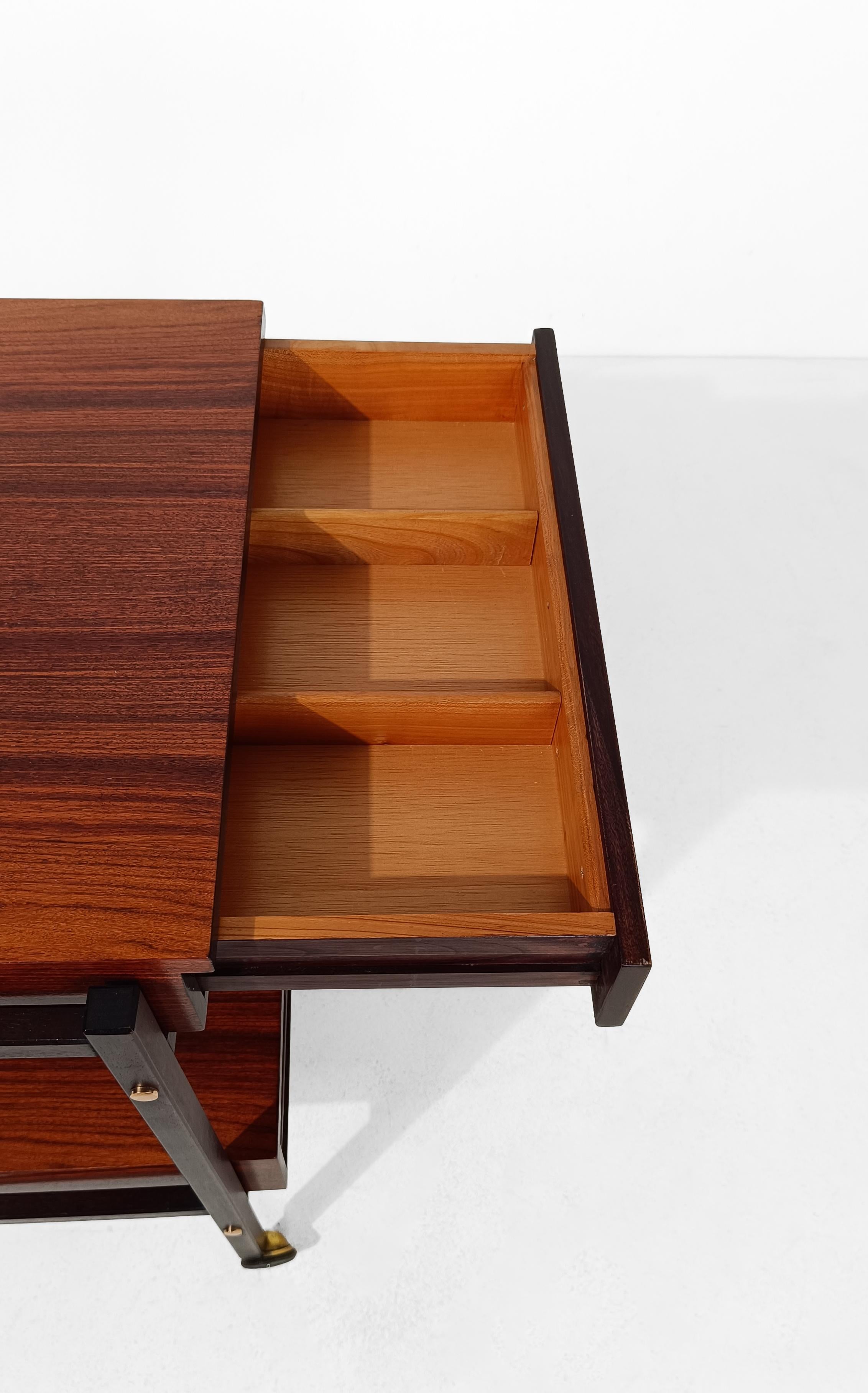 Carrello da bar moderno di metà secolo con 2 vassoi rimovibili in legno impiallacciato di palissandro, Italia anni '60 in vendita 10