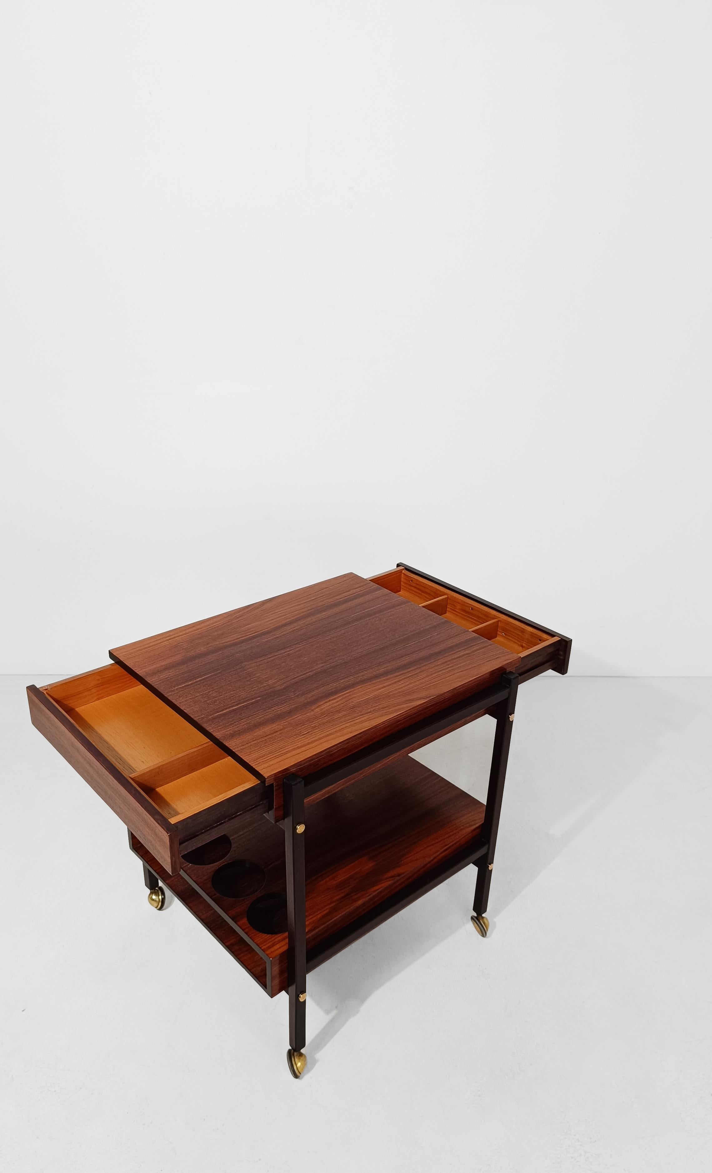 Carrello da bar moderno di metà secolo con 2 vassoi rimovibili in legno impiallacciato di palissandro, Italia anni '60 in vendita 12