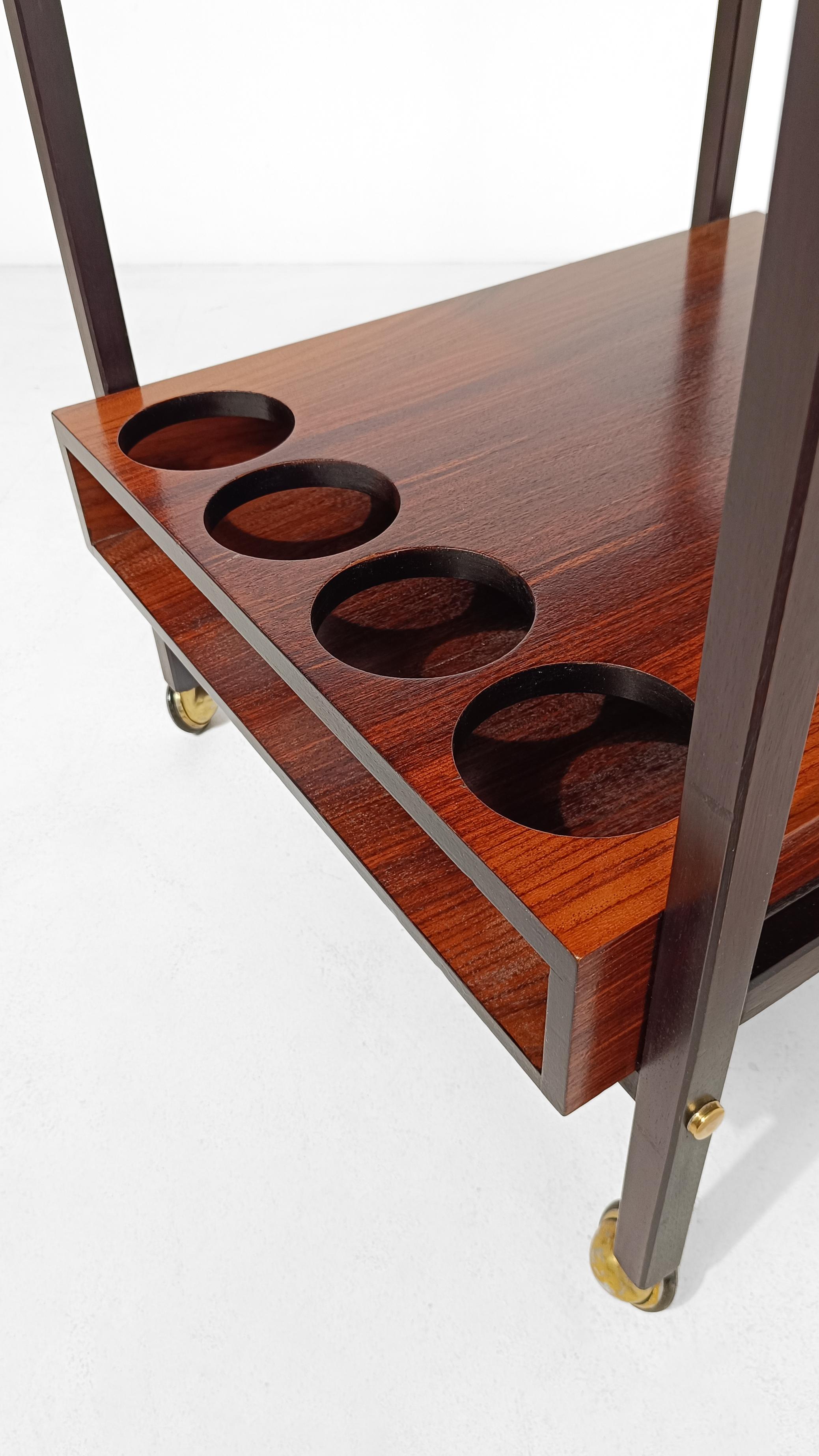 Carrello da bar moderno di metà secolo con 2 vassoi rimovibili in legno impiallacciato di palissandro, Italia anni '60 in vendita 13