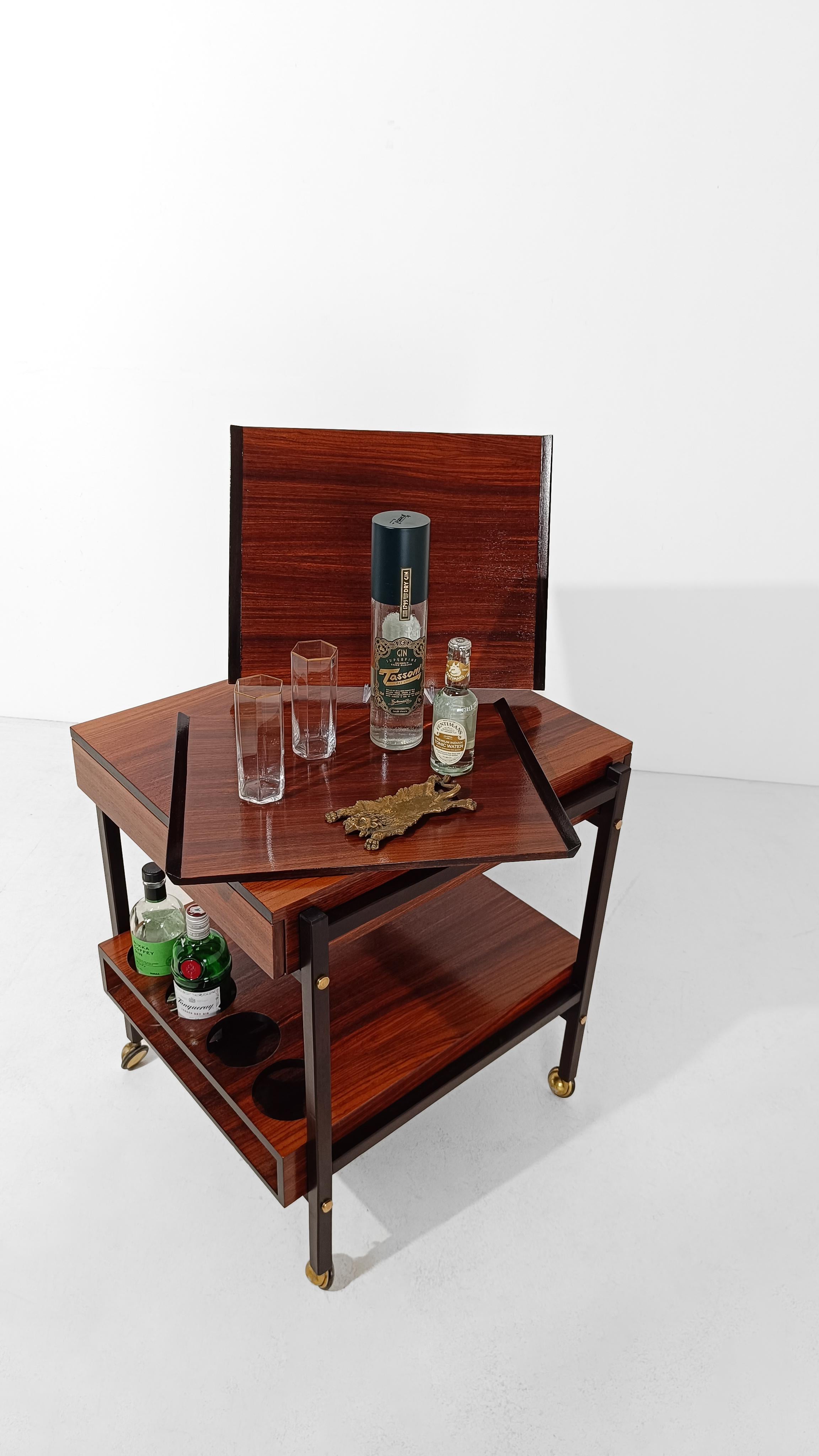 Mid-Century moderno Carrello da bar moderno di metà secolo con 2 vassoi rimovibili in legno impiallacciato di palissandro, Italia anni '60 in vendita