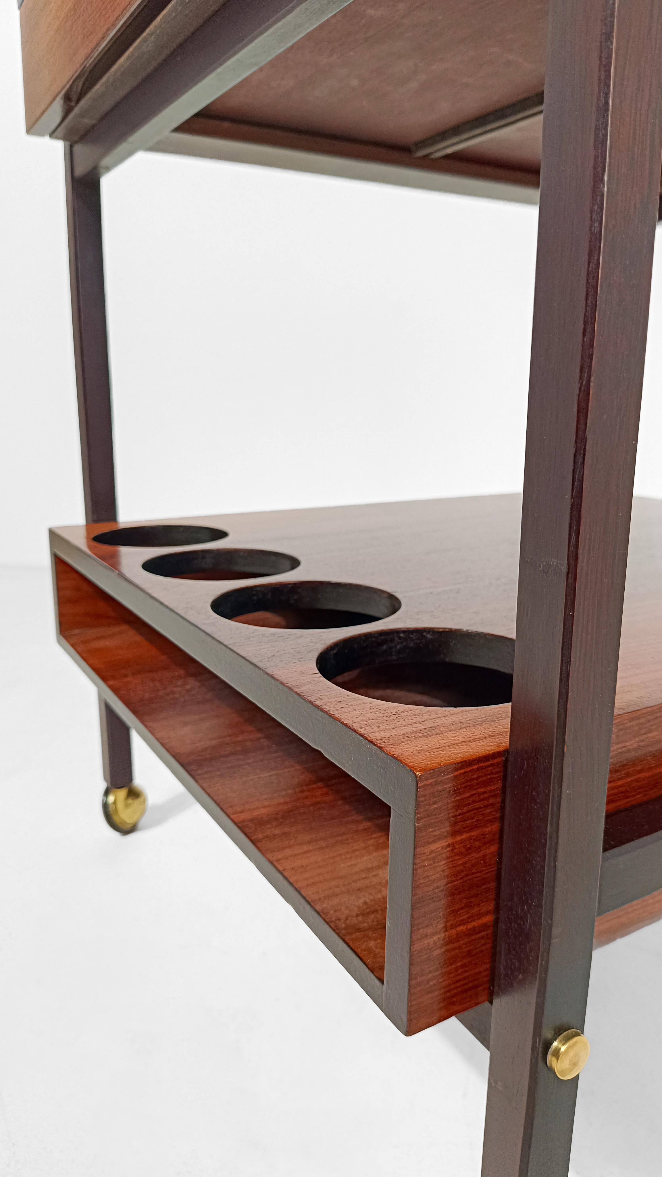 Carrello da bar moderno di metà secolo con 2 vassoi rimovibili in legno impiallacciato di palissandro, Italia anni '60 in vendita 1