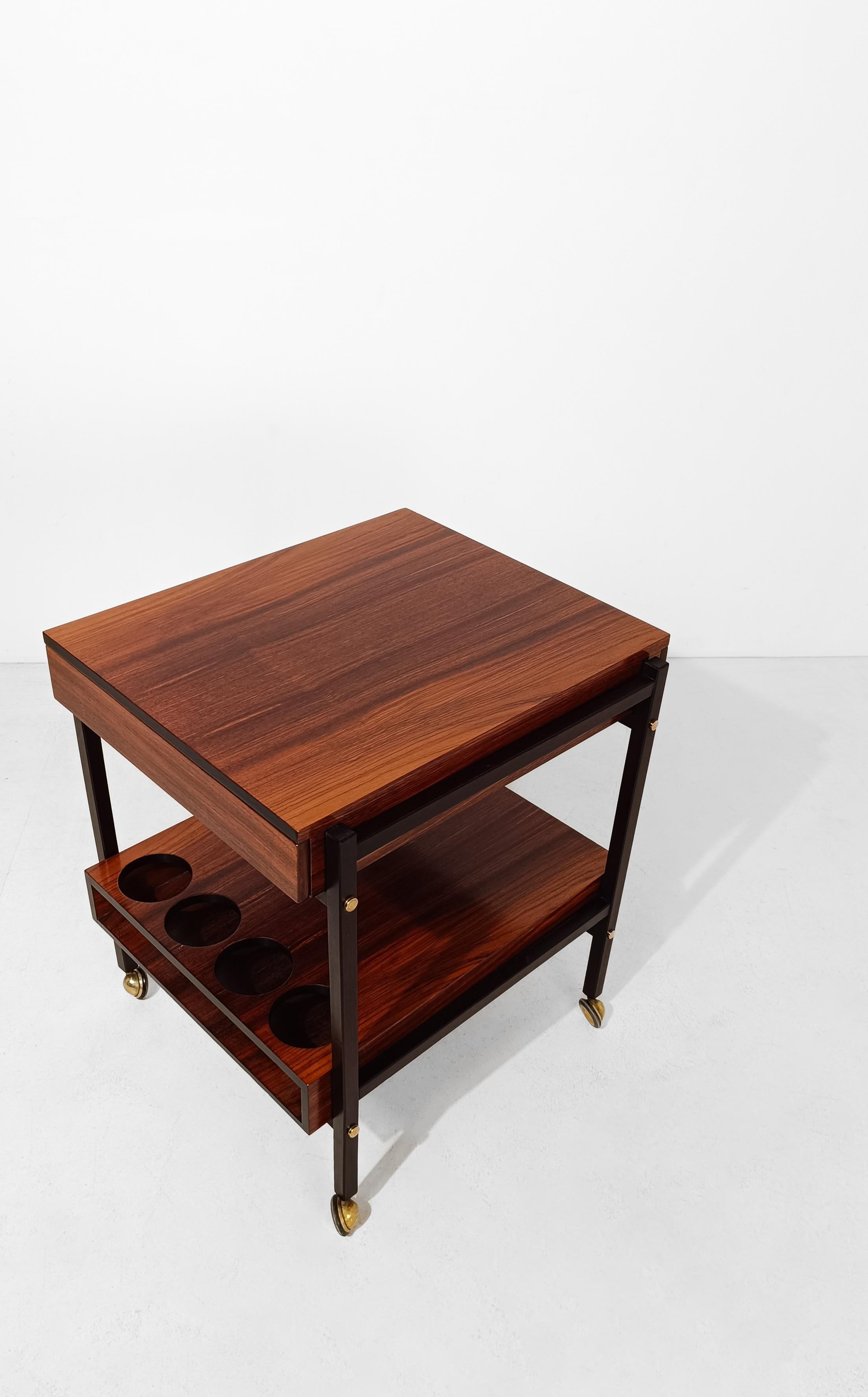 Carrello da bar moderno di metà secolo con 2 vassoi rimovibili in legno impiallacciato di palissandro, Italia anni '60 in vendita 2