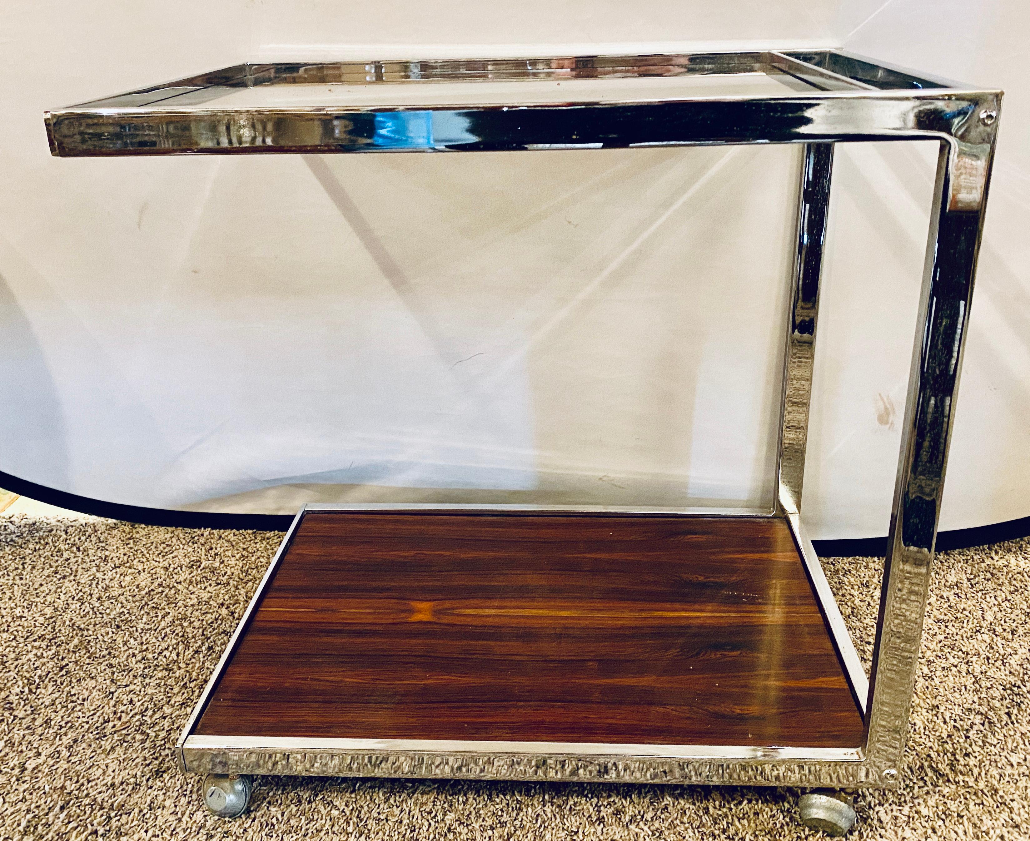 Chariot de bar ou de service mi-siècle moderne, bois de rose et chrome sur roulettes Bon état - En vente à Manhasset, NY