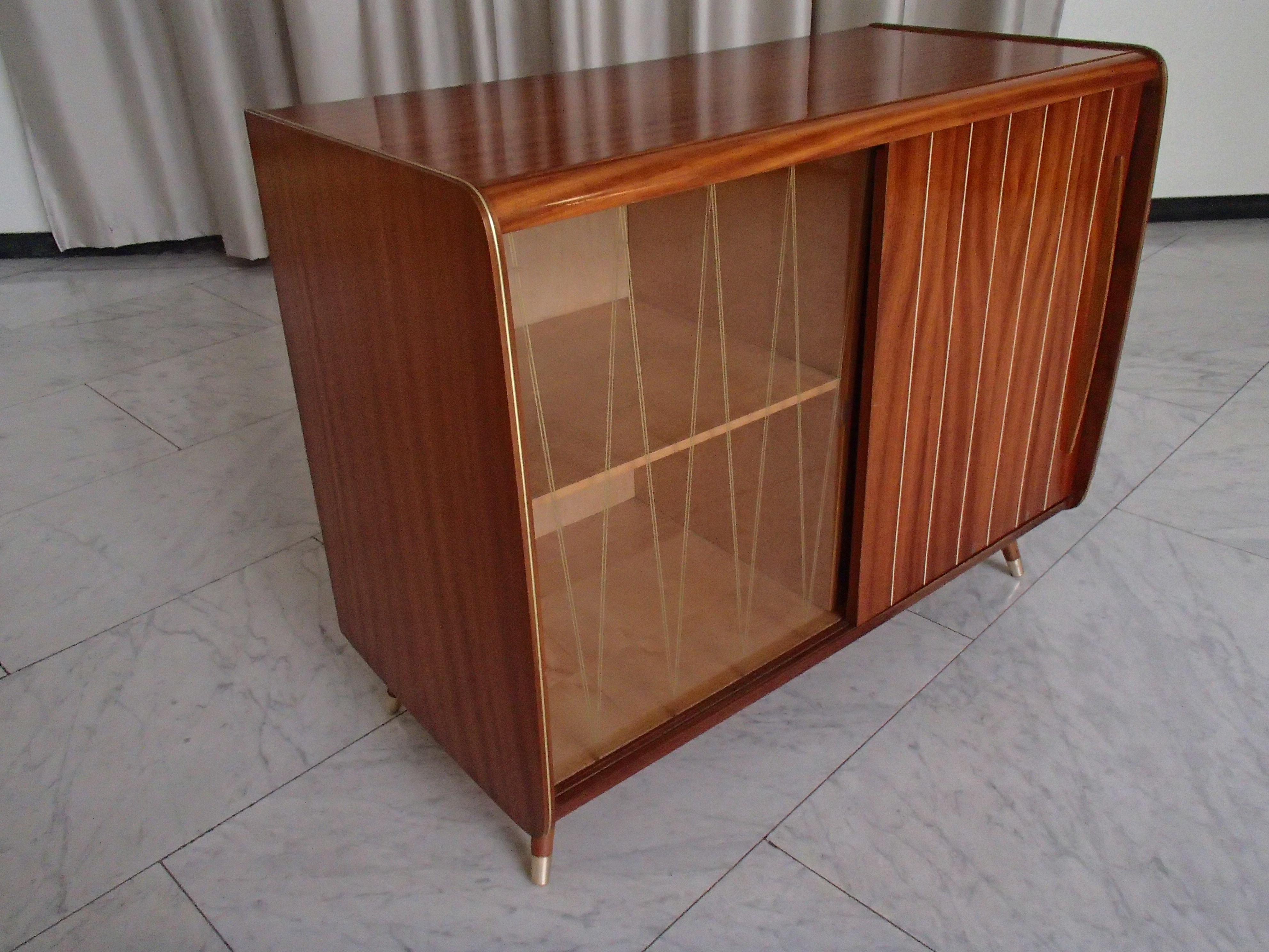 Moderne Bar oder Vitrine aus der Mitte des Jahrhunderts mit 2 Schiebetüren (Glaskunst) im Angebot