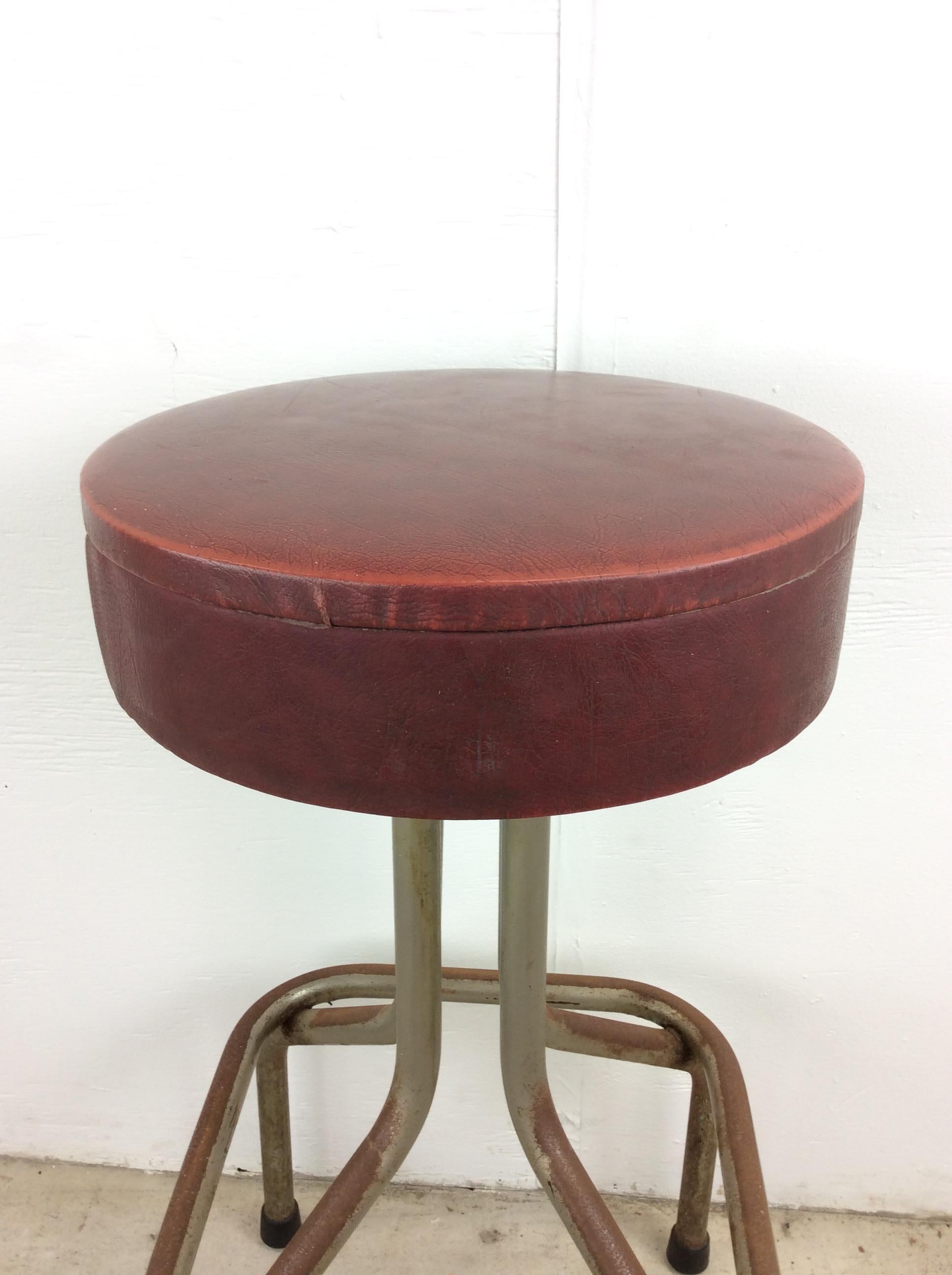 Tabouret de bar moderne du milieu du siècle avec revêtement en vinyle rouge en vente 3