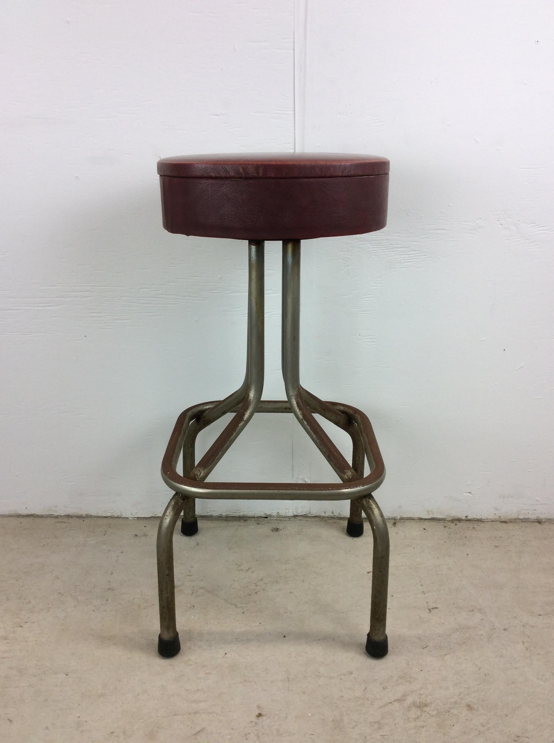 Tabouret de bar moderne du milieu du siècle avec revêtement en vinyle rouge en vente 4