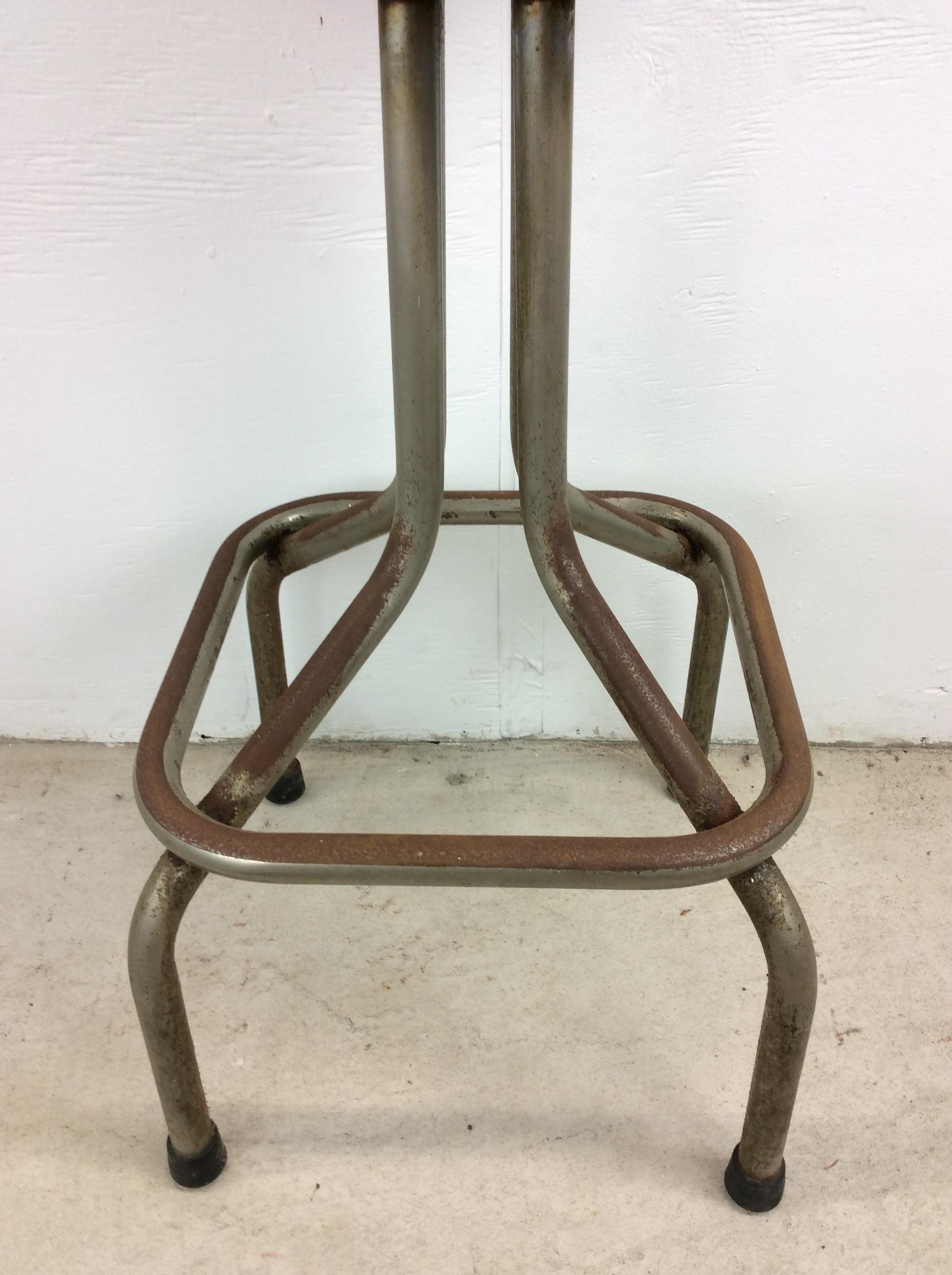 Tabouret de bar moderne du milieu du siècle avec revêtement en vinyle rouge en vente 5