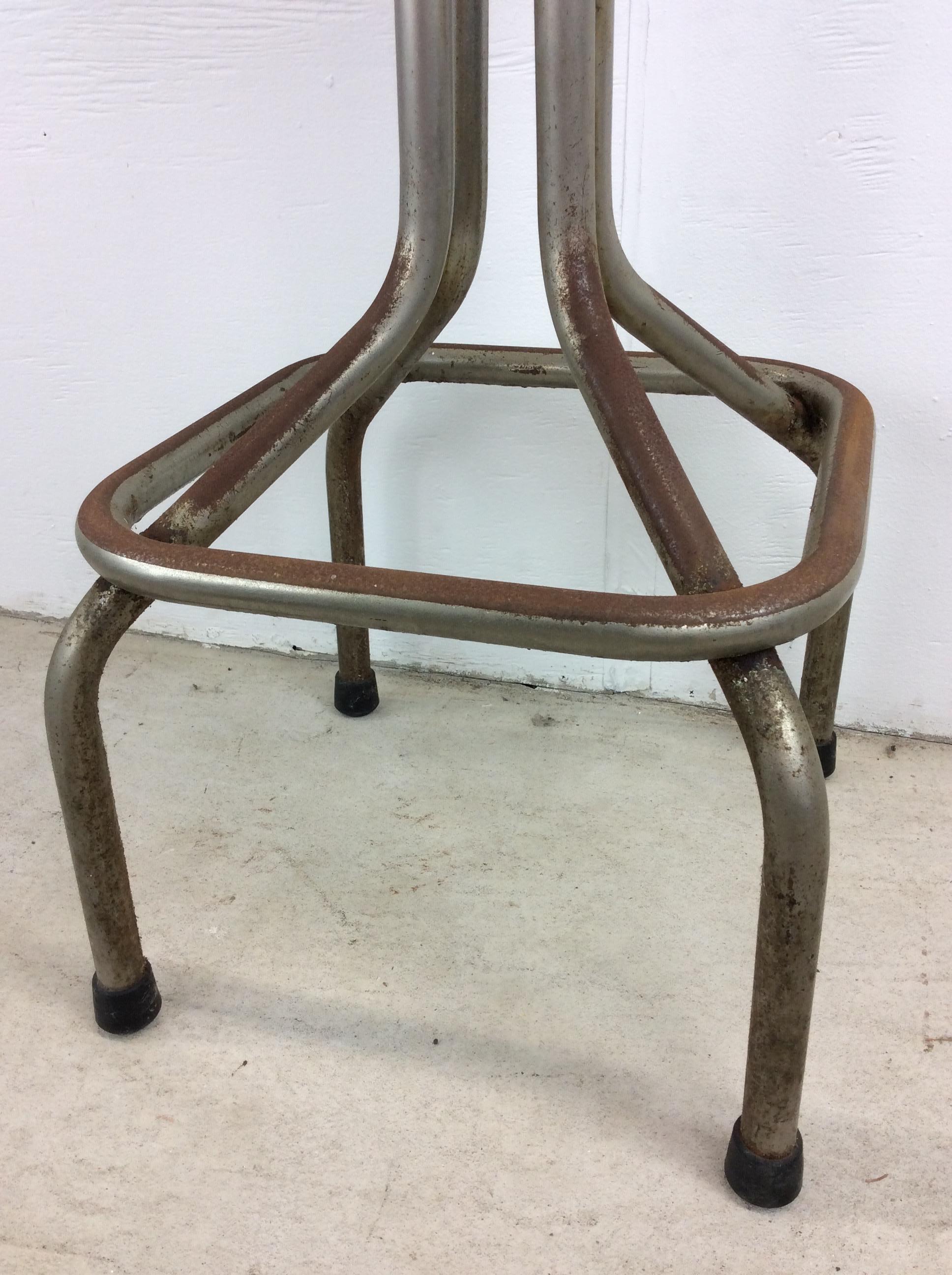 Tabouret de bar moderne du milieu du siècle avec revêtement en vinyle rouge en vente 6