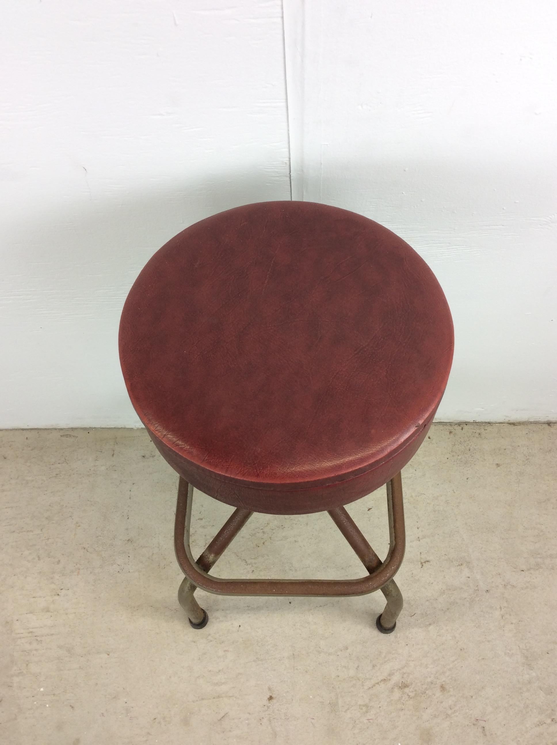 Tabouret de bar moderne du milieu du siècle avec revêtement en vinyle rouge en vente 9