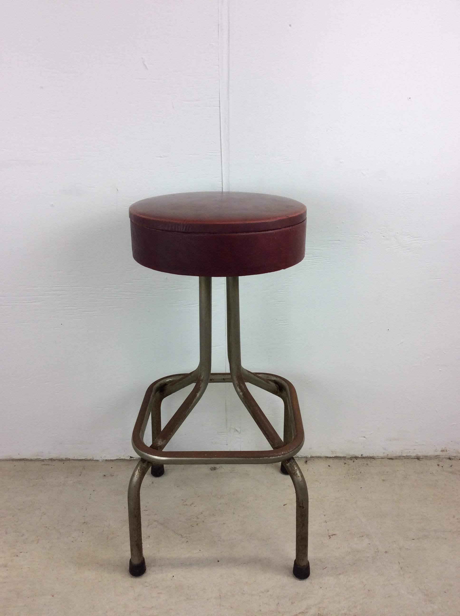 Tabouret de bar moderne du milieu du siècle avec revêtement en vinyle rouge en vente 10