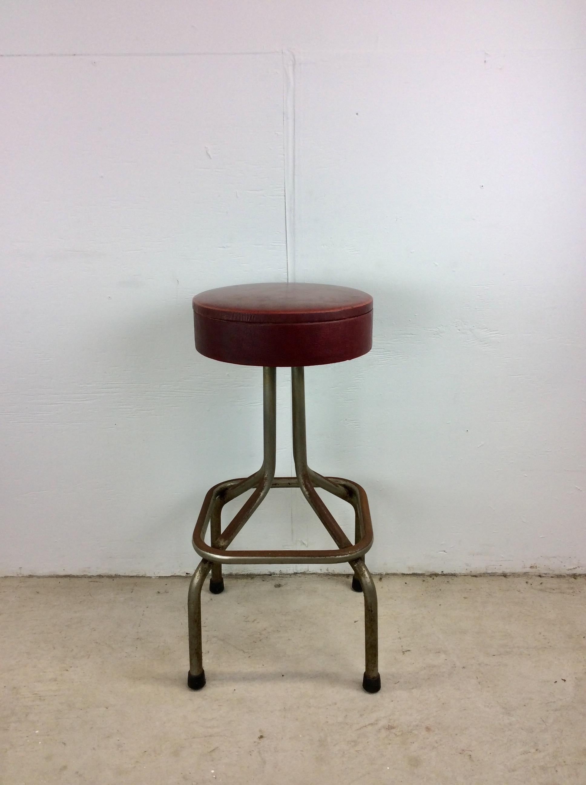 Tabouret de bar moderne du milieu du siècle avec revêtement en vinyle rouge en vente 11