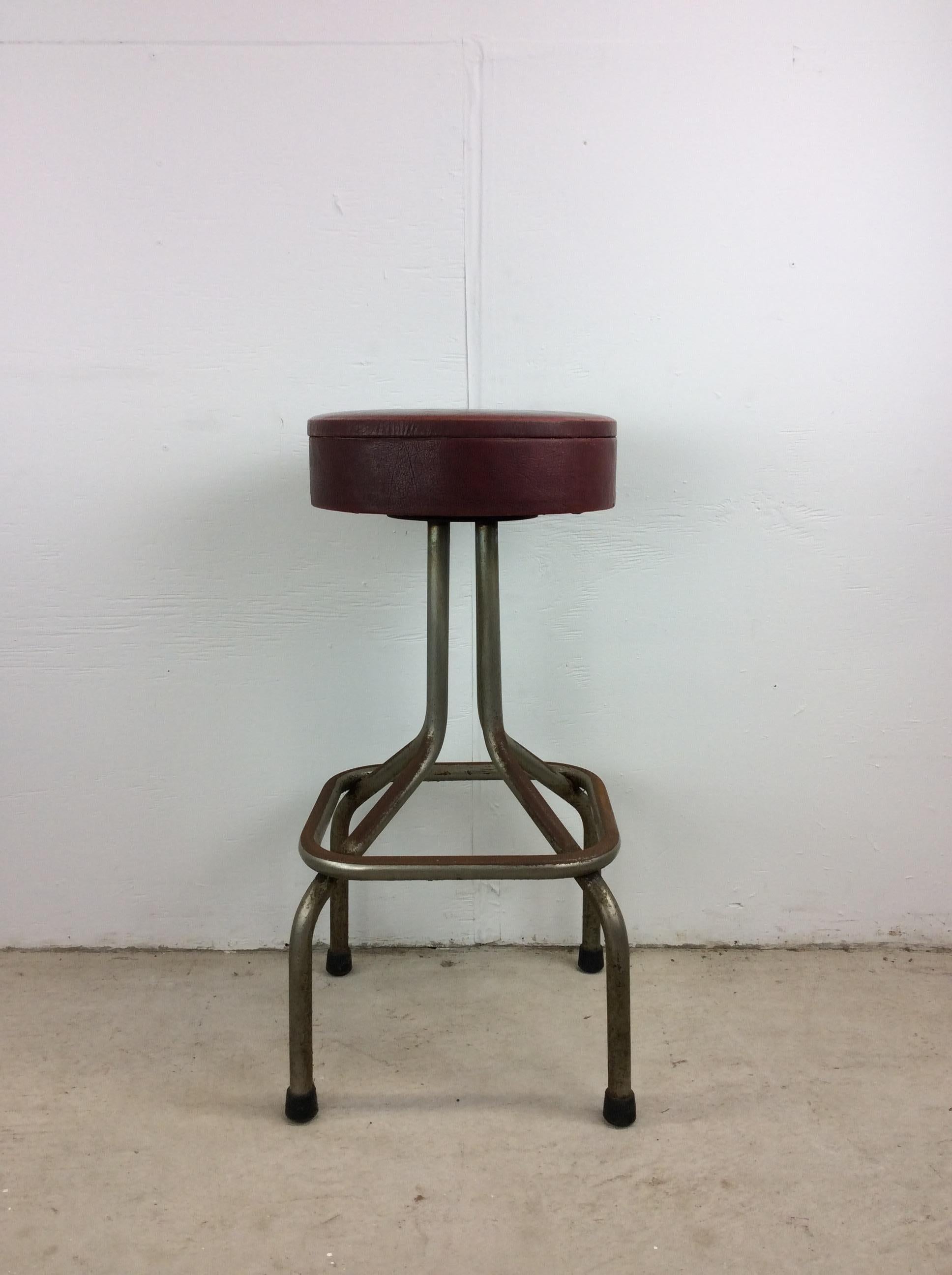Tabouret de bar moderne du milieu du siècle avec revêtement en vinyle rouge en vente 12