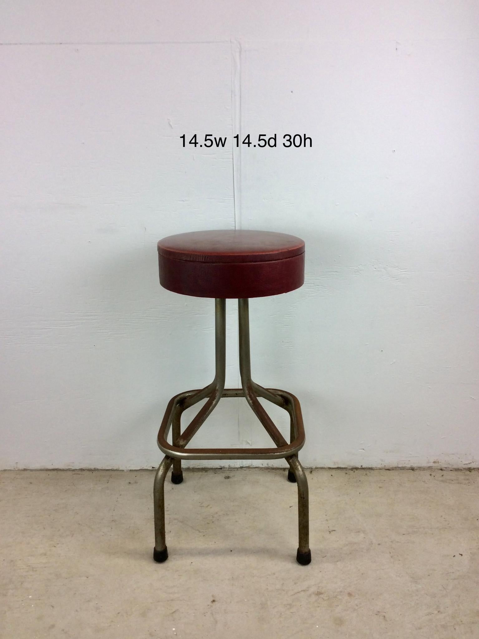 Ce tabouret de bar moderne du milieu du siècle provient du célèbre restaurant italien Vic's à Bradley Beach sur la côte du Jersey. Il est doté d'un siège pivotant avec un revêtement en vinyle rouge d'origine et d'une base chromée.
u2028Dimensions :