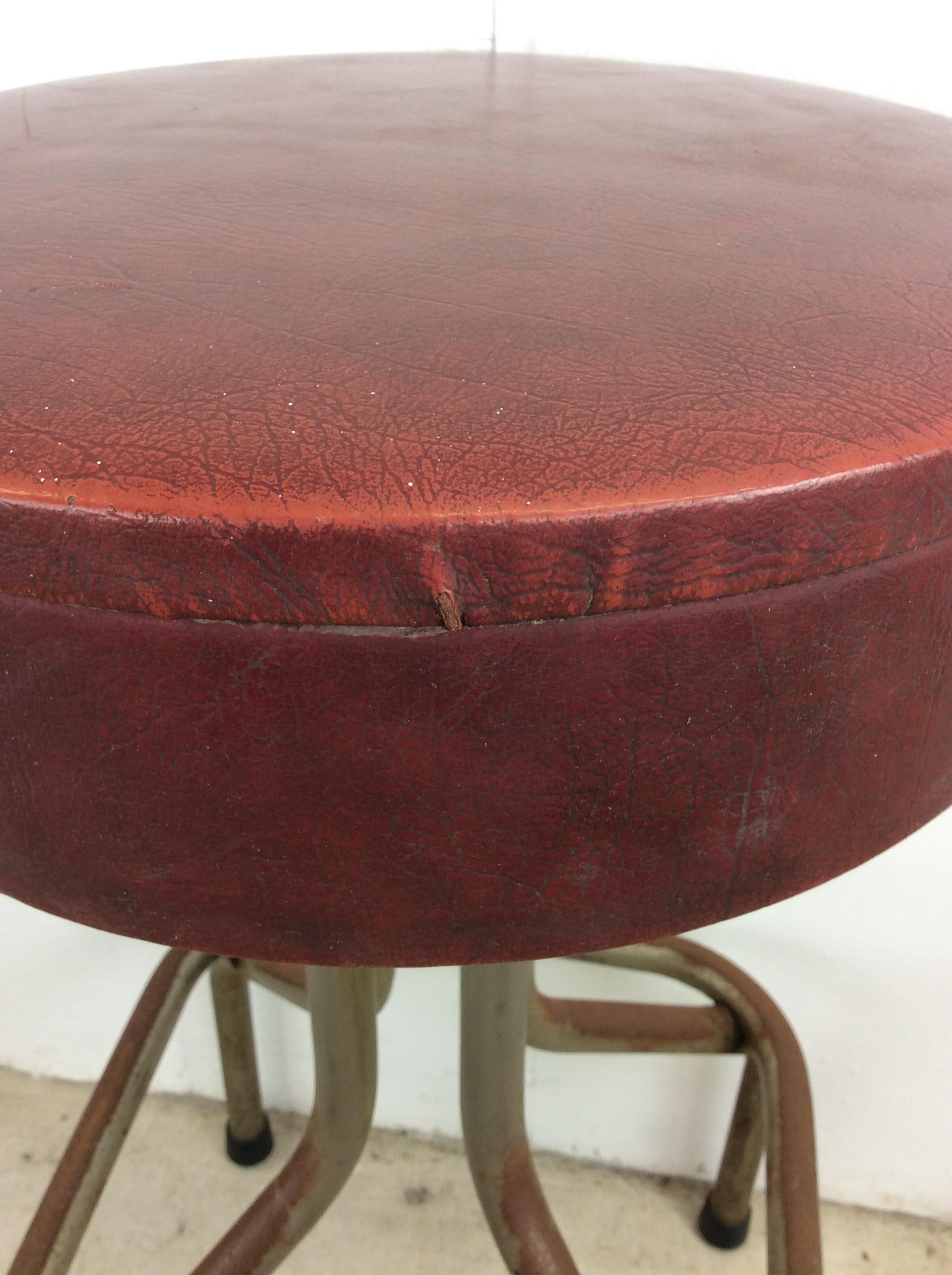 Mid-Century Modern Tabouret de bar moderne du milieu du siècle avec revêtement en vinyle rouge en vente