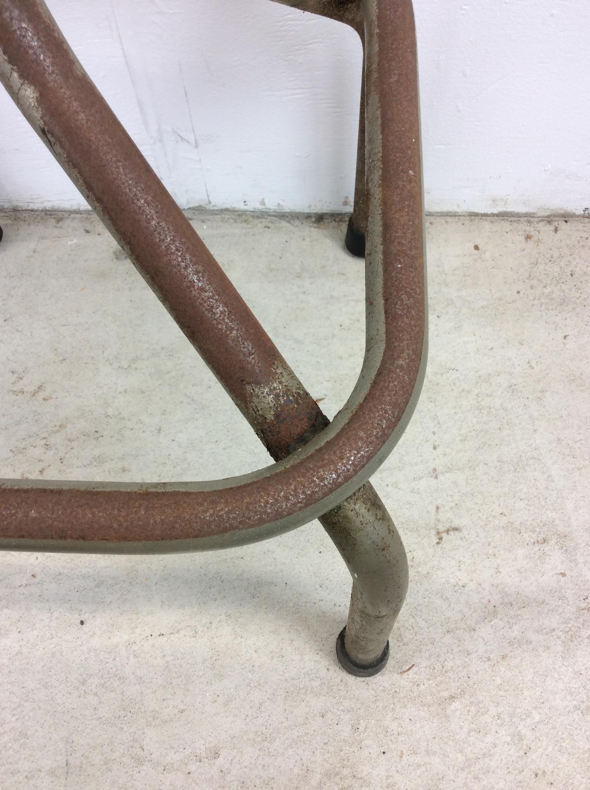 Américain Tabouret de bar moderne du milieu du siècle avec revêtement en vinyle rouge en vente