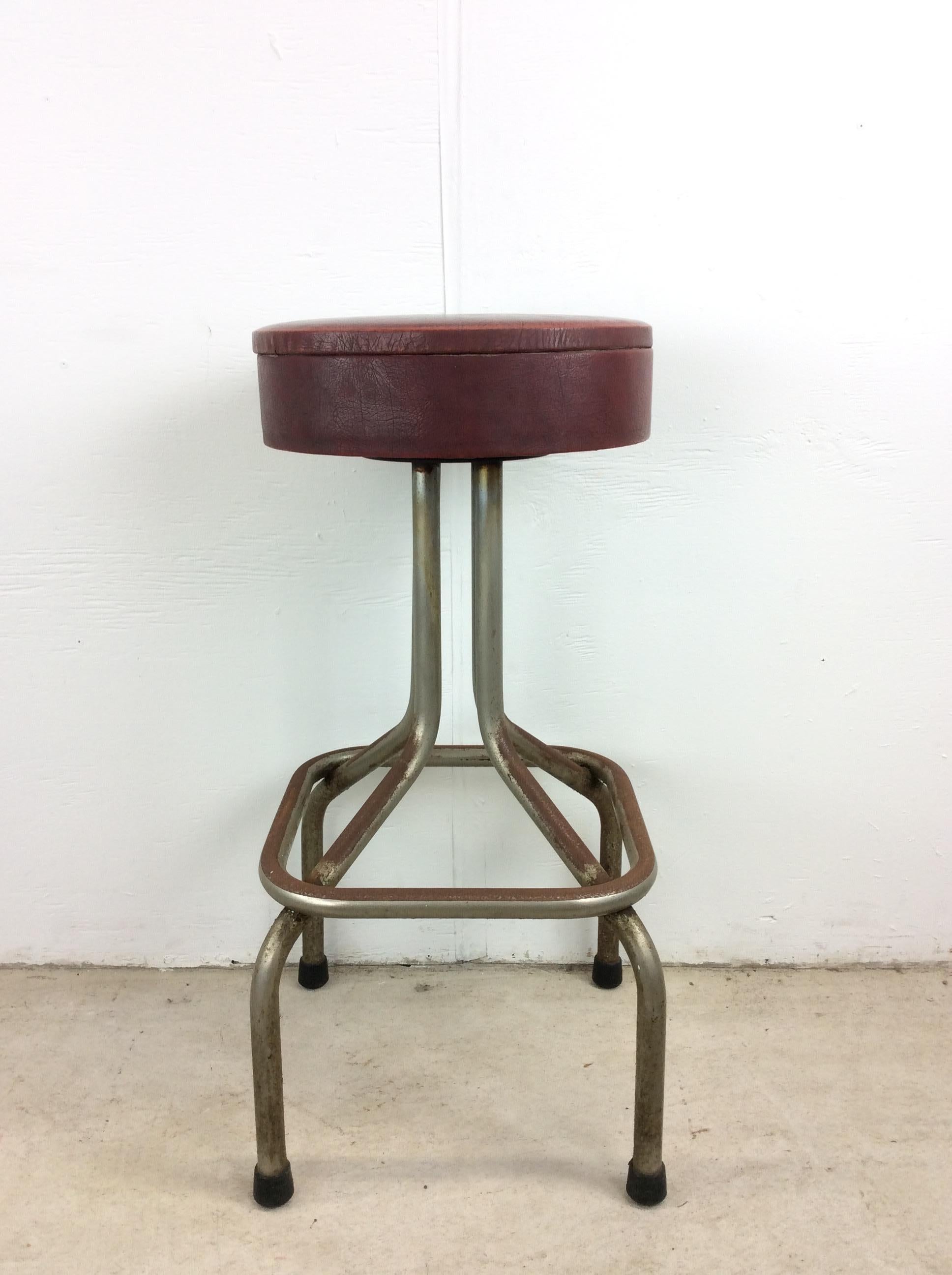 Tabouret de bar moderne du milieu du siècle avec revêtement en vinyle rouge Bon état - En vente à Freehold, NJ
