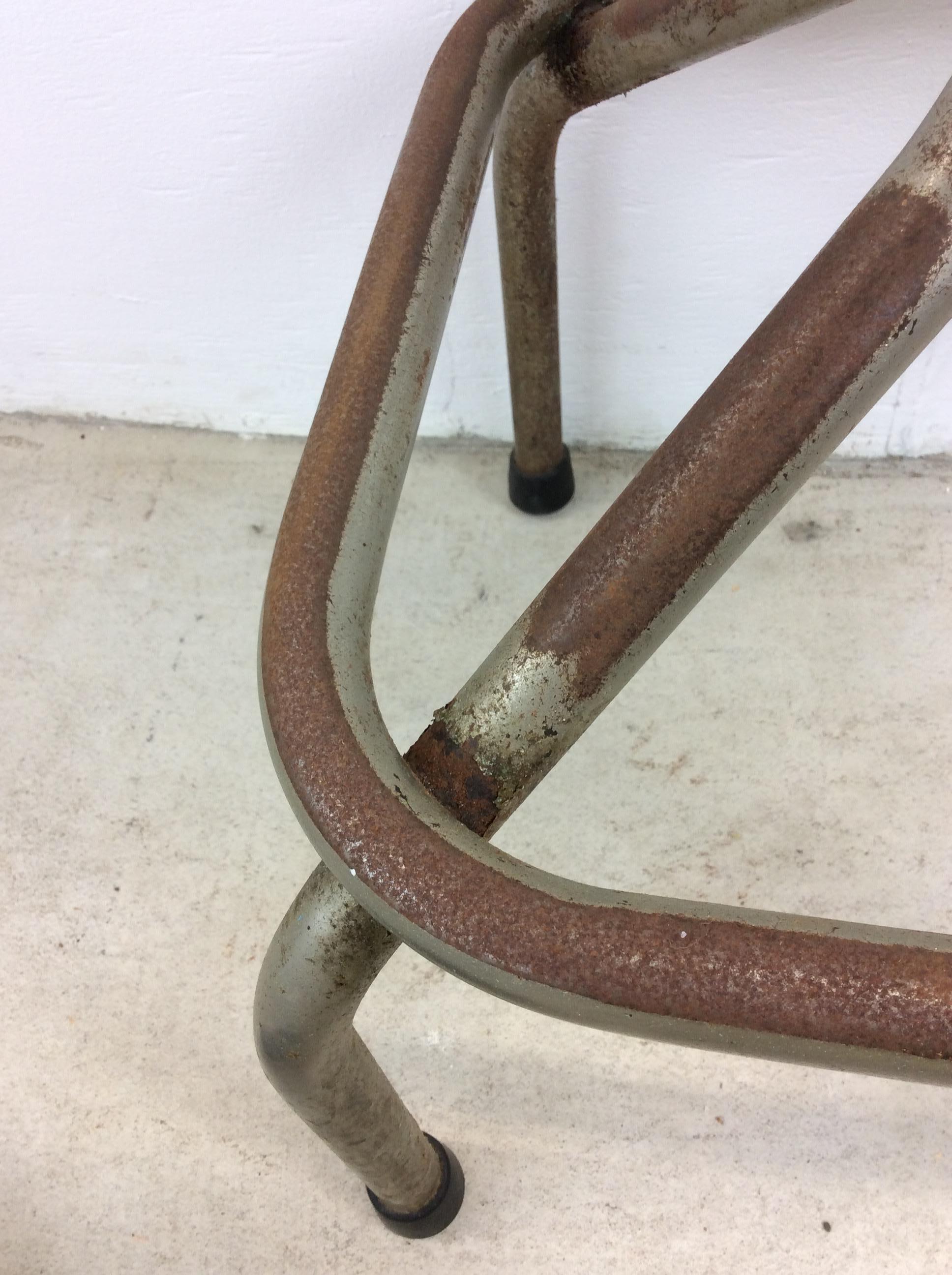20ième siècle Tabouret de bar moderne du milieu du siècle avec revêtement en vinyle rouge en vente